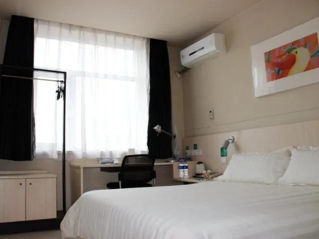 Bed in Jinjiang Inn Cangzhou Railway Station