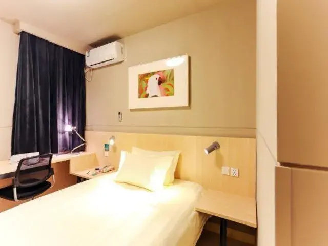 Bed in Jinjiang Inn Shanghai Baoshan Youyi Road Bed in Jinjiang Inn Shanghai Baoshan Youyi Road