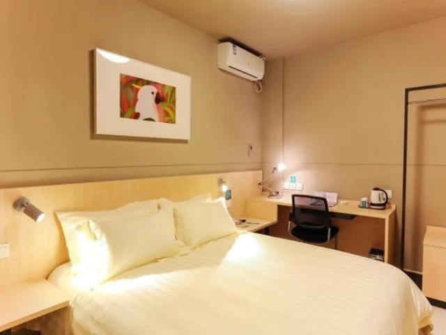 Bed in Jinjiang Inn Shanghai Baoshan Youyi Road