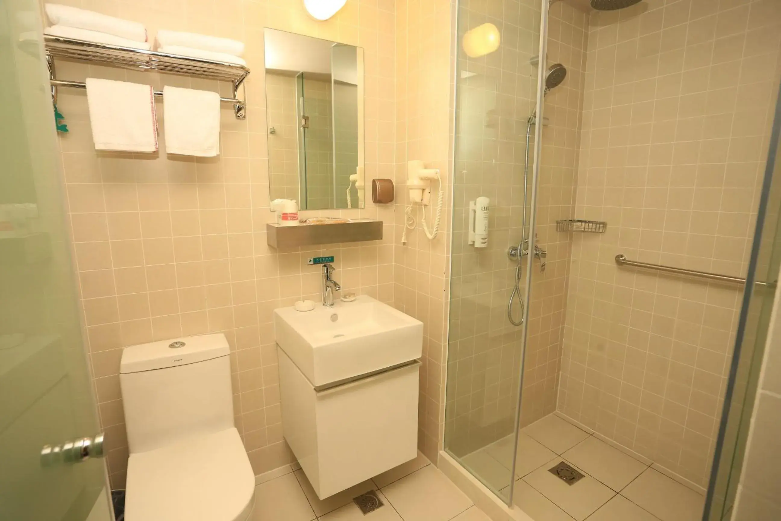 Property building in Jinjiang Inn Select Chongqing Caiyuanba Railway Station Property building in Jinjiang Inn Select Chongqing Caiyuanba Railway Station