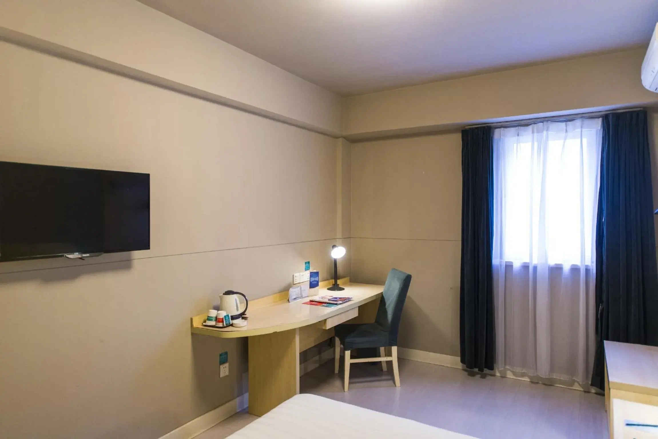 Bedroom, Bed in Jinjiang Inn Select Dalian Youhao Square Bedroom, Bed in Jinjiang Inn Select Dalian Youhao Square