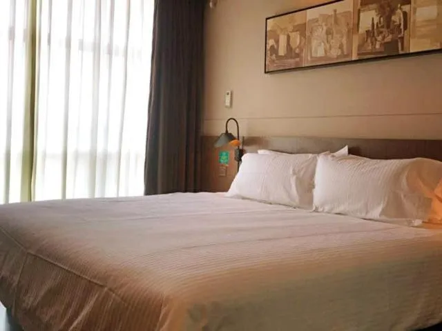 Bed in Jinjiang Inn Select Shanghai International Tourist Resort Huinan Safari Park