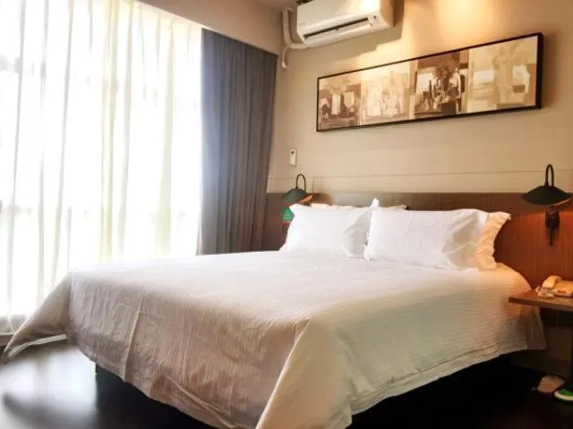 Bed in Jinjiang Inn Select Shanghai International Tourist Resort Huinan Safari Park