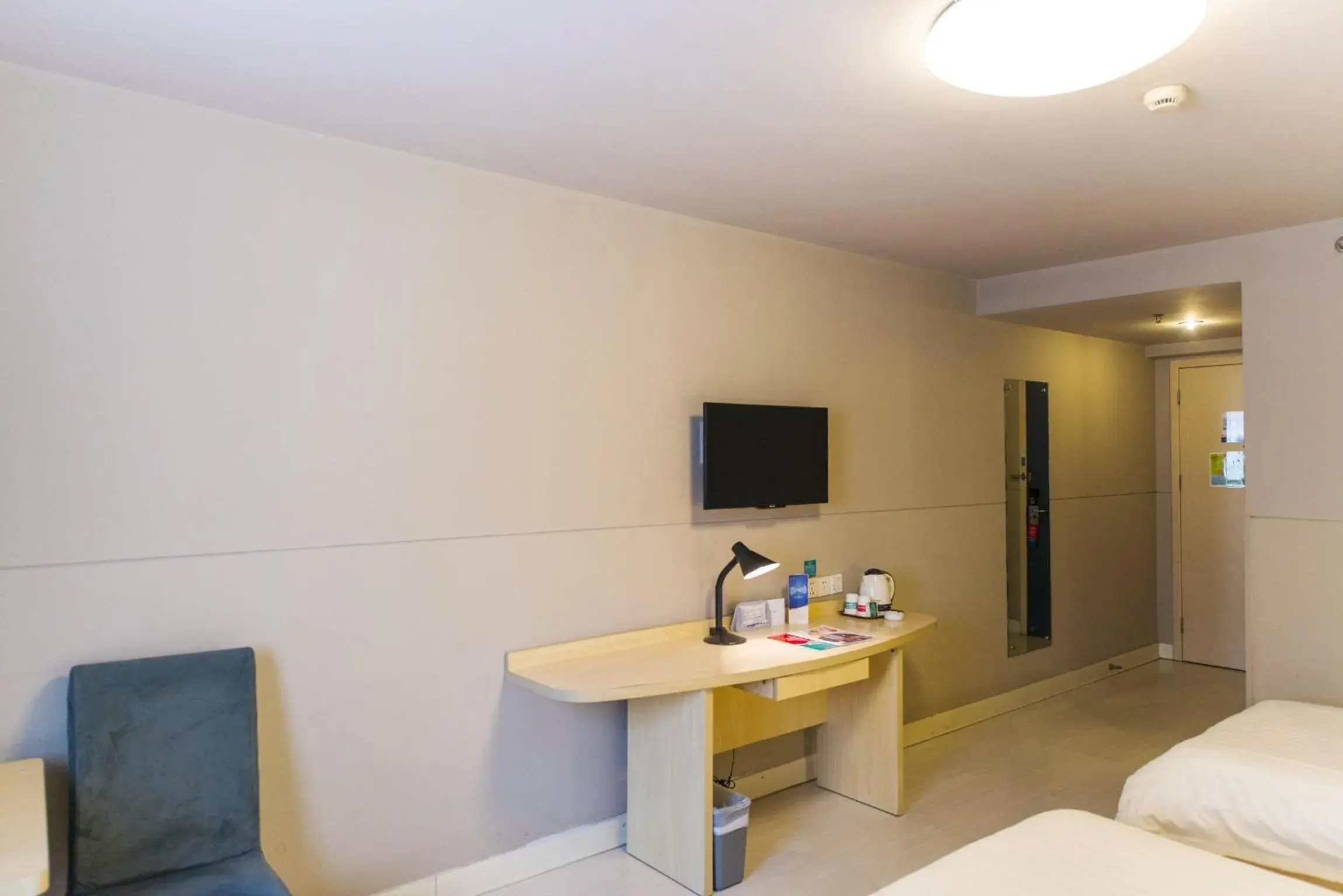 Bedroom, Bed in Jinjiang Inn Select Qingdao International Exibition Centre Miaoling Road Bedroom, Bed in Jinjiang Inn Select Qingdao International Exibition Centre Miaoling Road