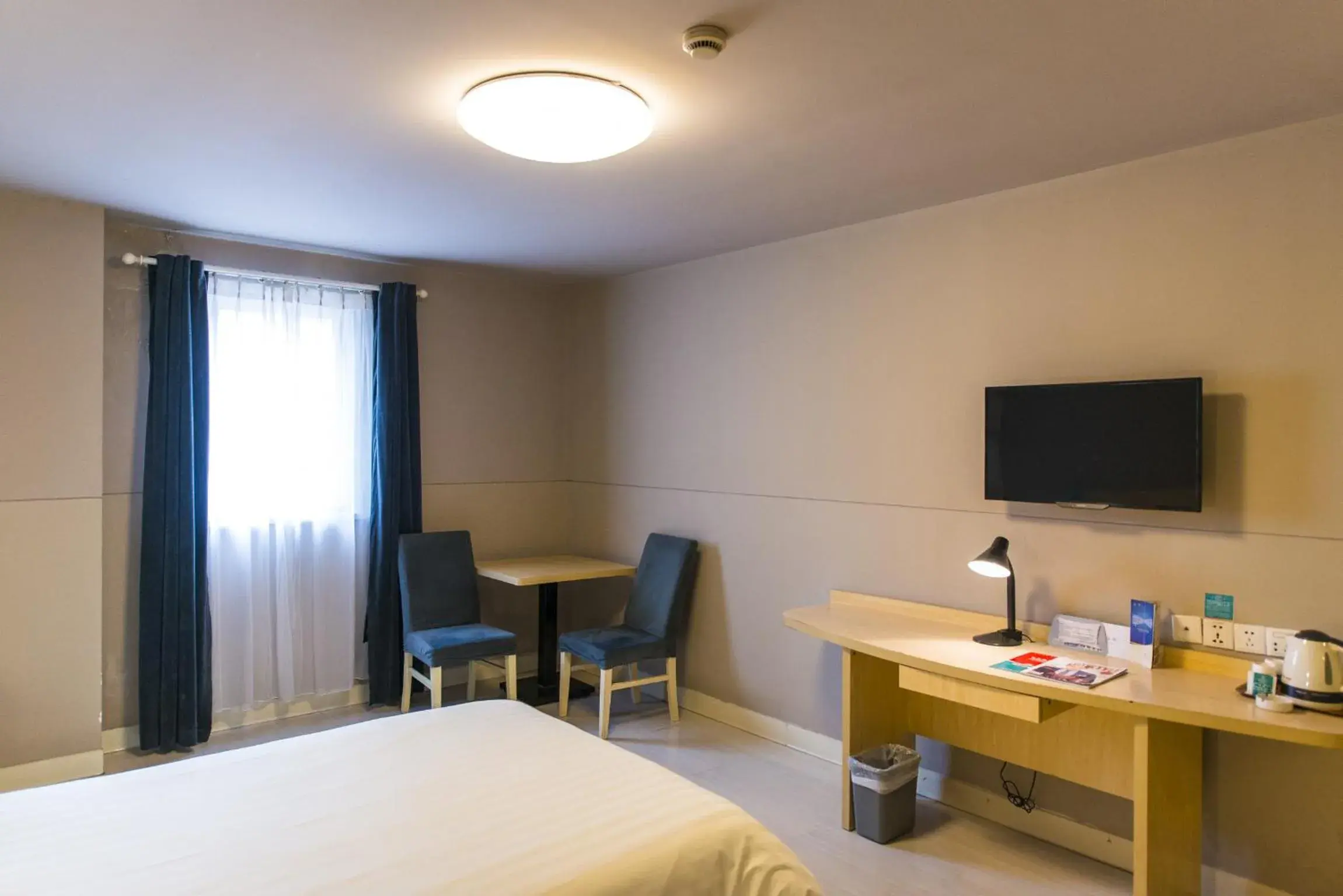 Bedroom, Bed in Jinjiang Inn Select Qingdao International Exibition Centre Miaoling Road Bedroom, Bed in Jinjiang Inn Select Qingdao International Exibition Centre Miaoling Road