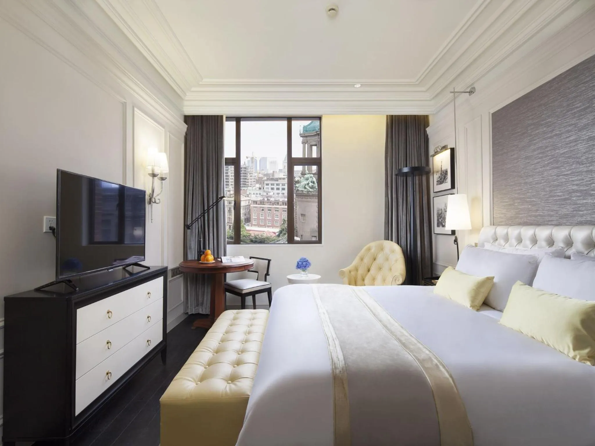 Photo of the whole room, Bed in Golden Tulip New Asia Hotel The Bund Shanghai