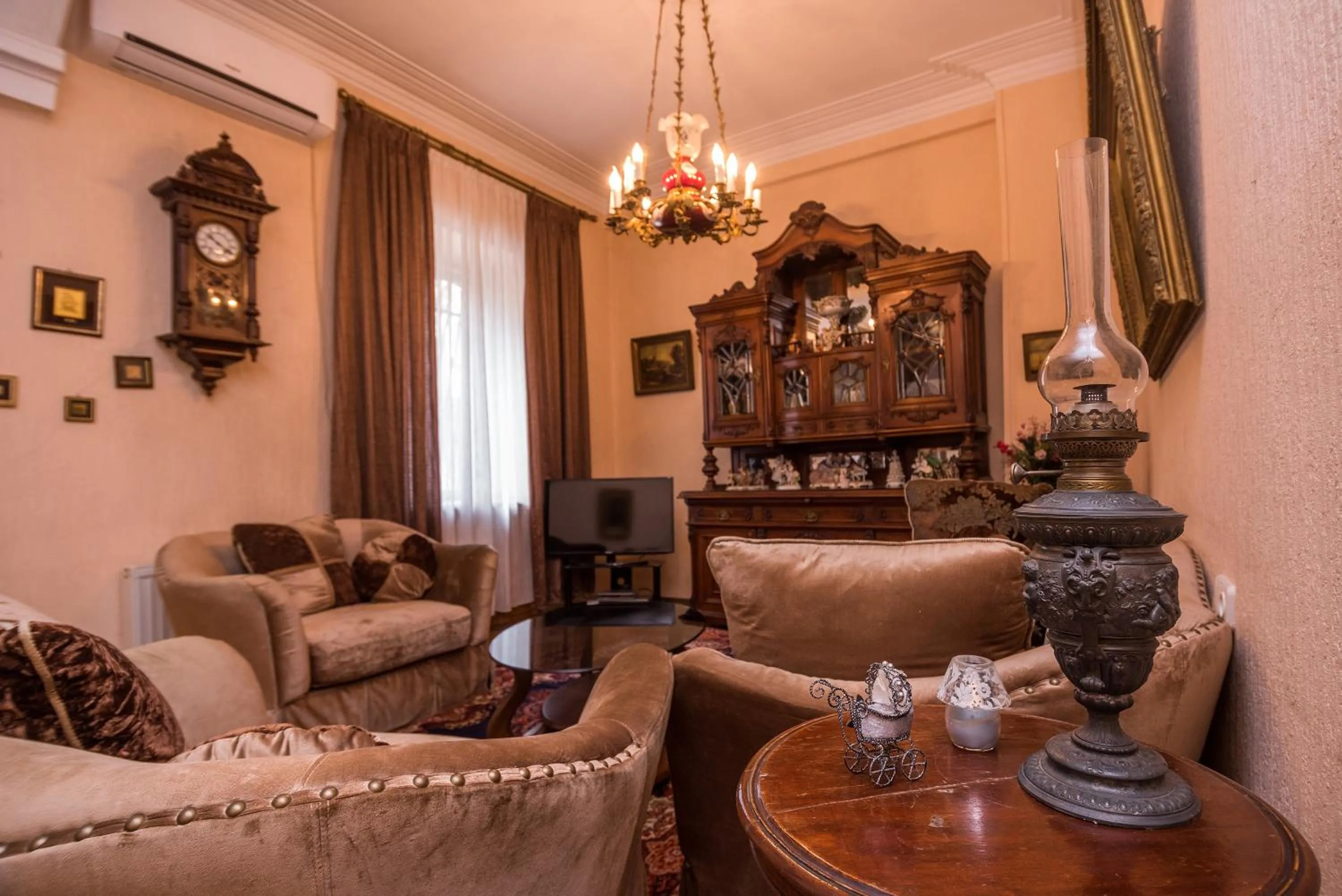 Lia's Guest House