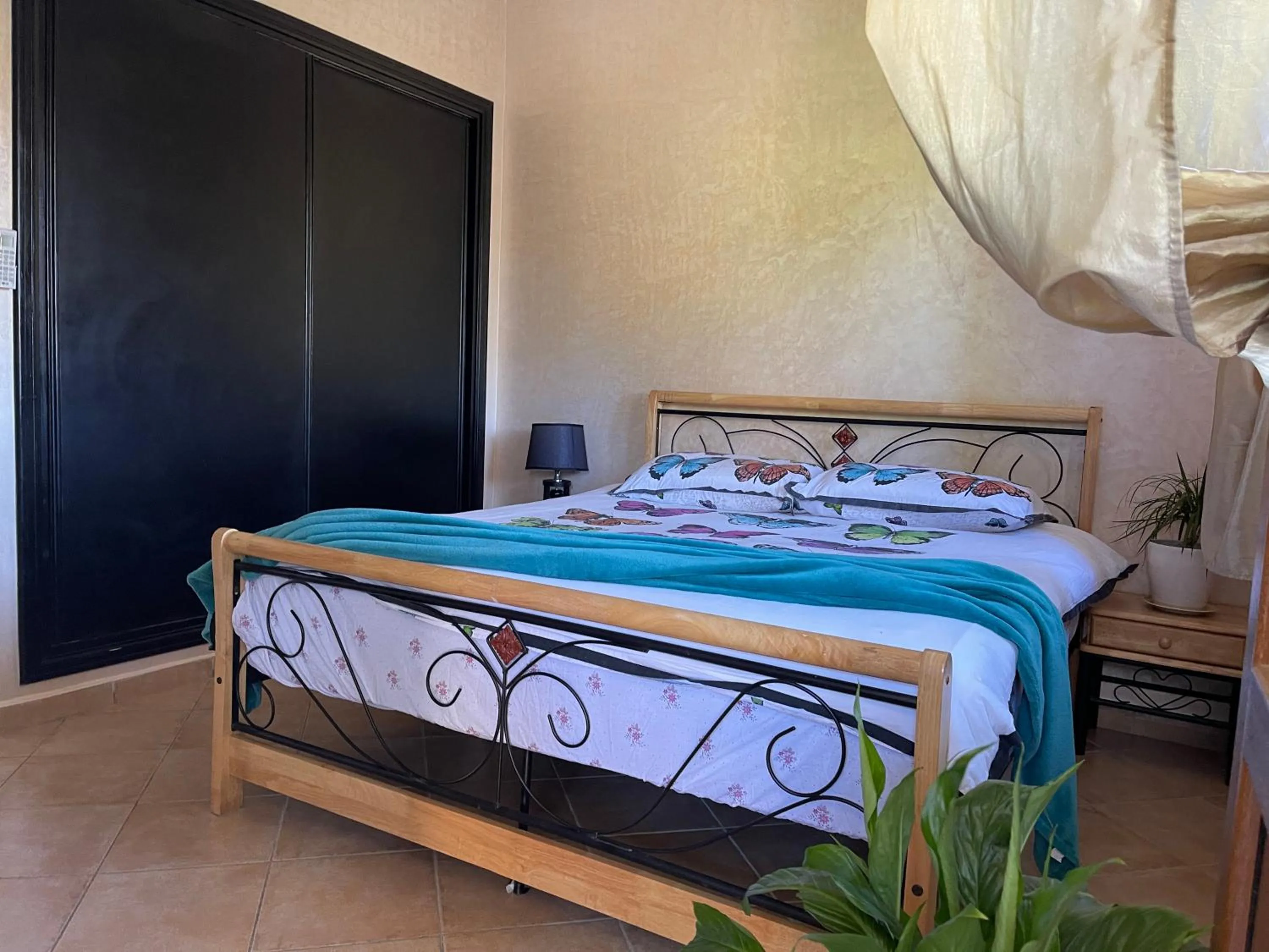 Bedroom, Bed in Lilac Gardens Resort