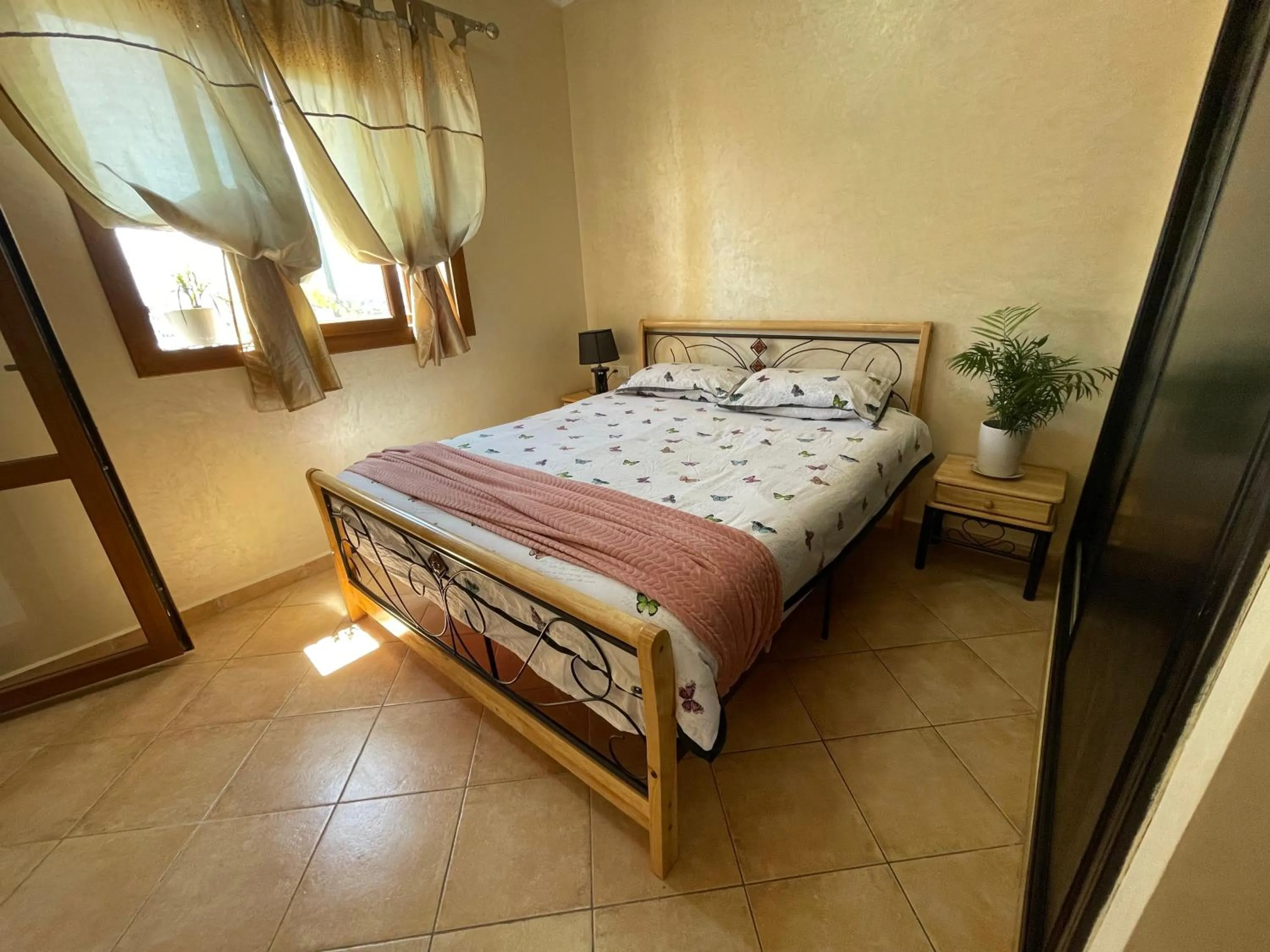 Bedroom, Bed in Lilac Gardens Resort