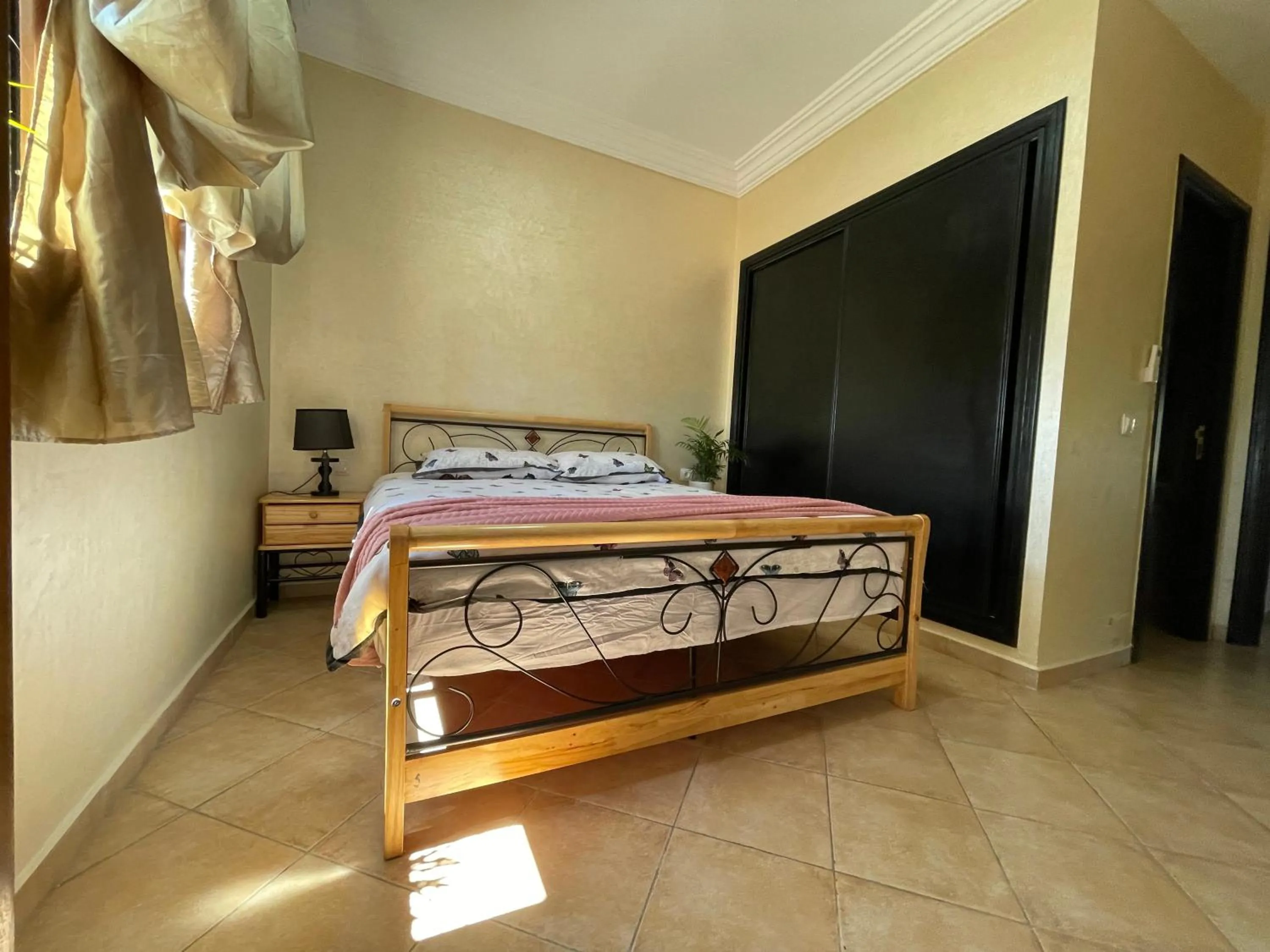 Bedroom, Bed in Lilac Gardens Resort