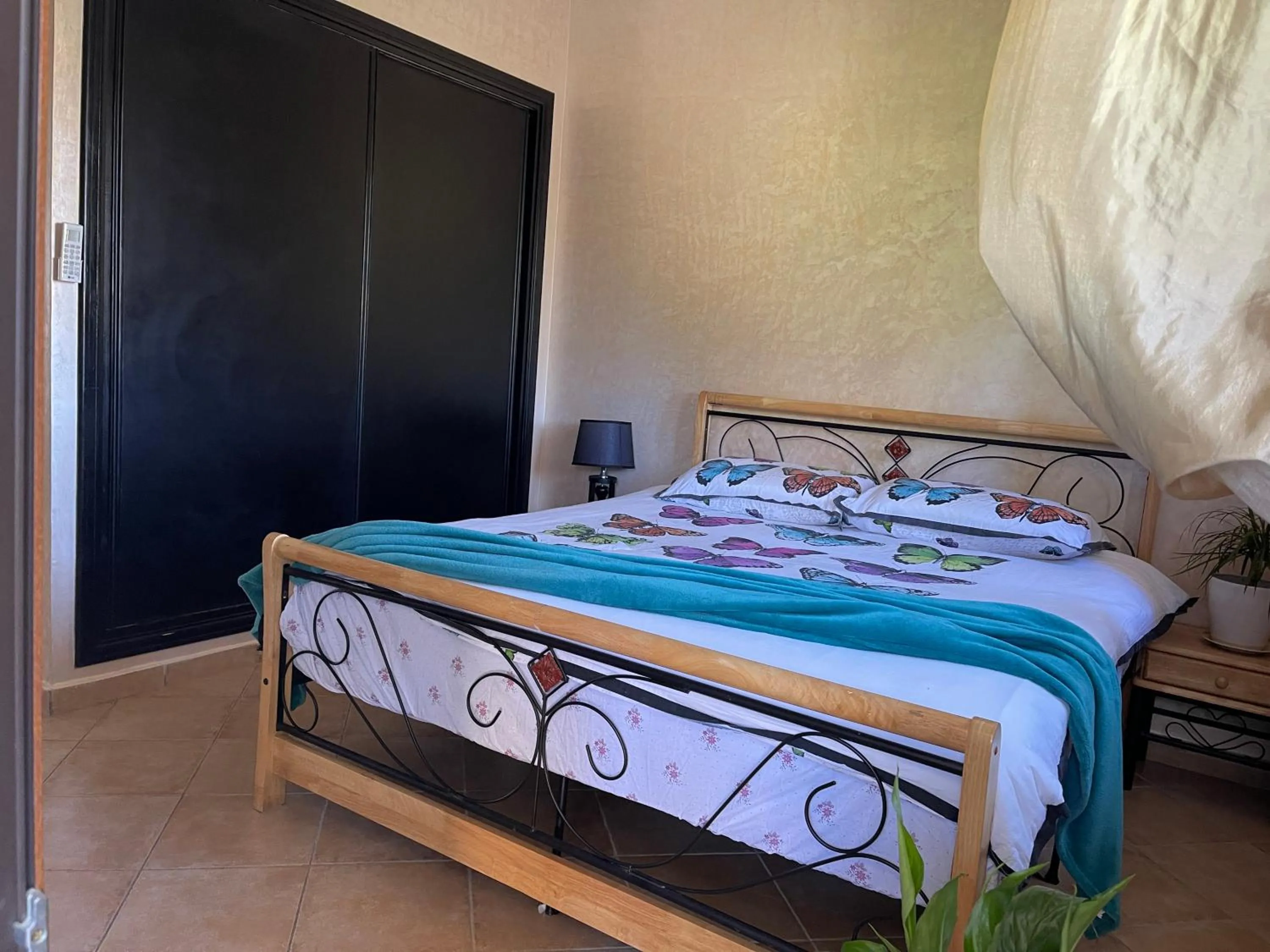 Bedroom, Bed in Lilac Gardens Resort