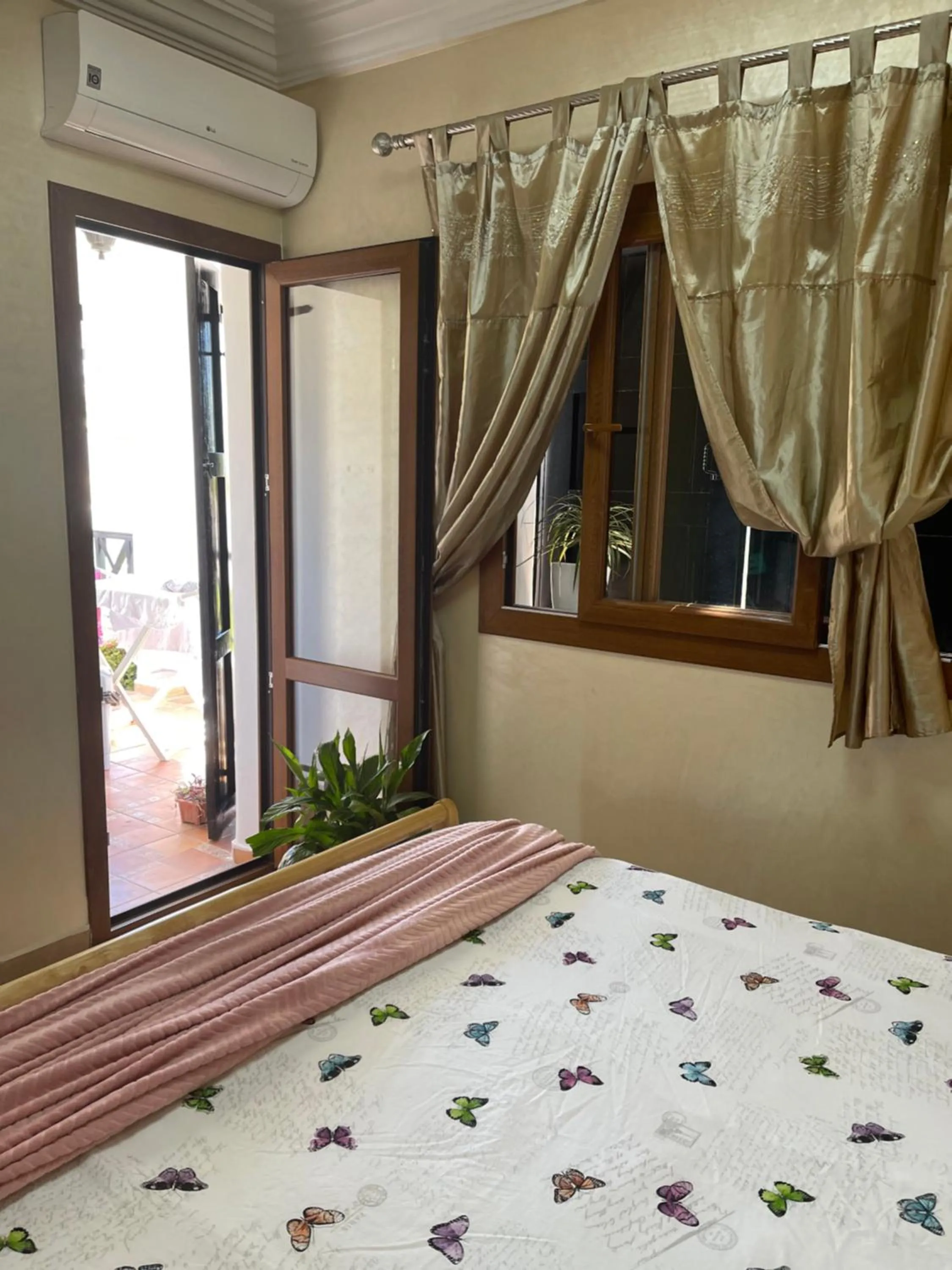Bedroom, Bed in Lilac Gardens Resort