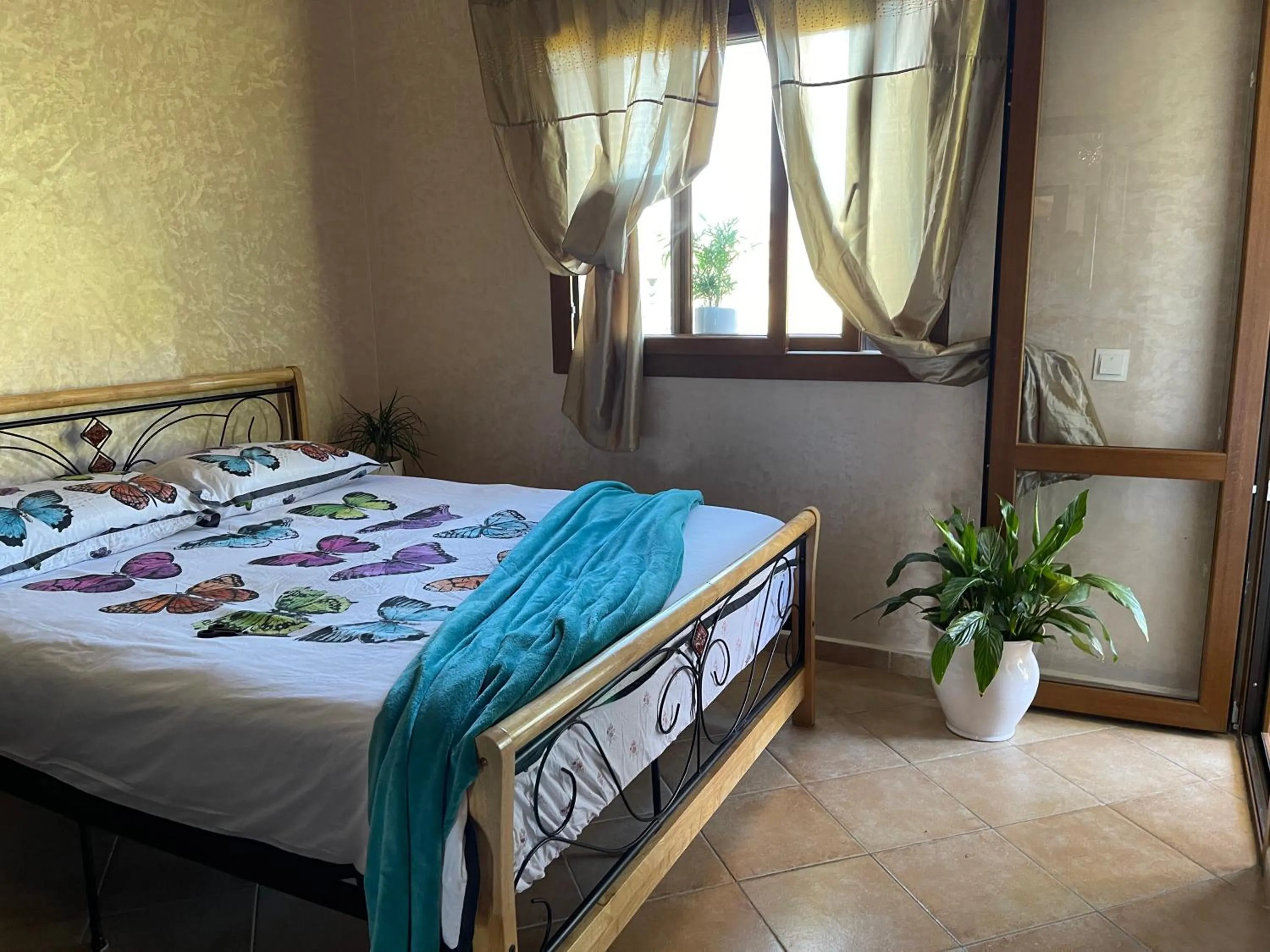 Bedroom, Bed in Lilac Gardens Resort