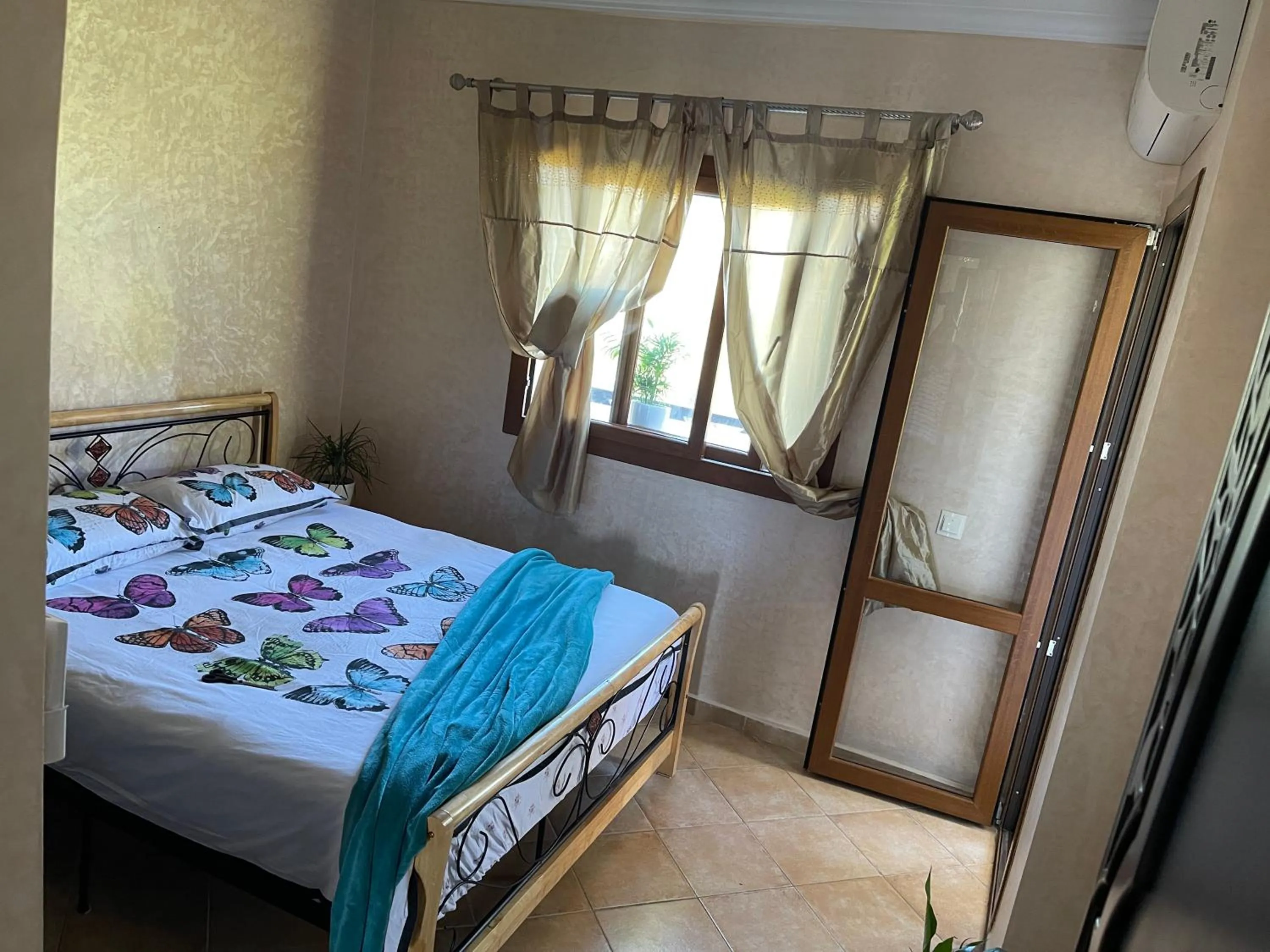 Bedroom, Bed in Lilac Gardens Resort
