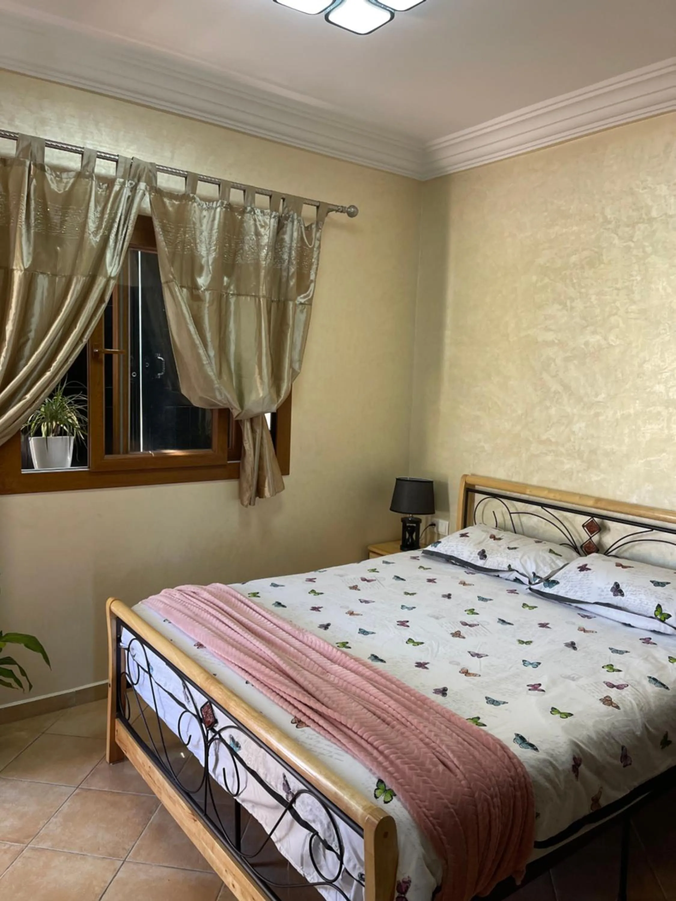 Bedroom, Bed in Lilac Gardens Resort