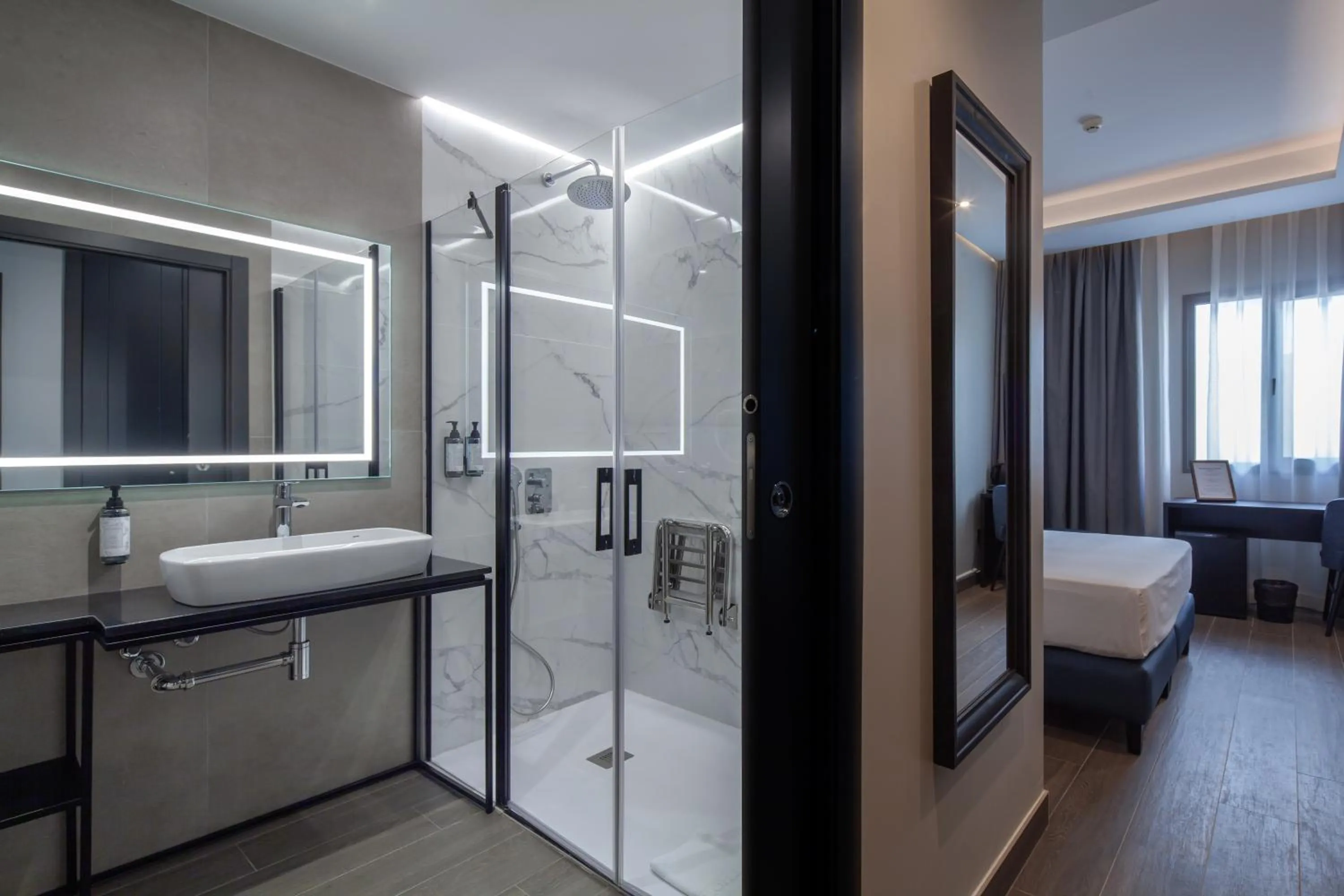 Shower, Bed in Leflet Sanlucar