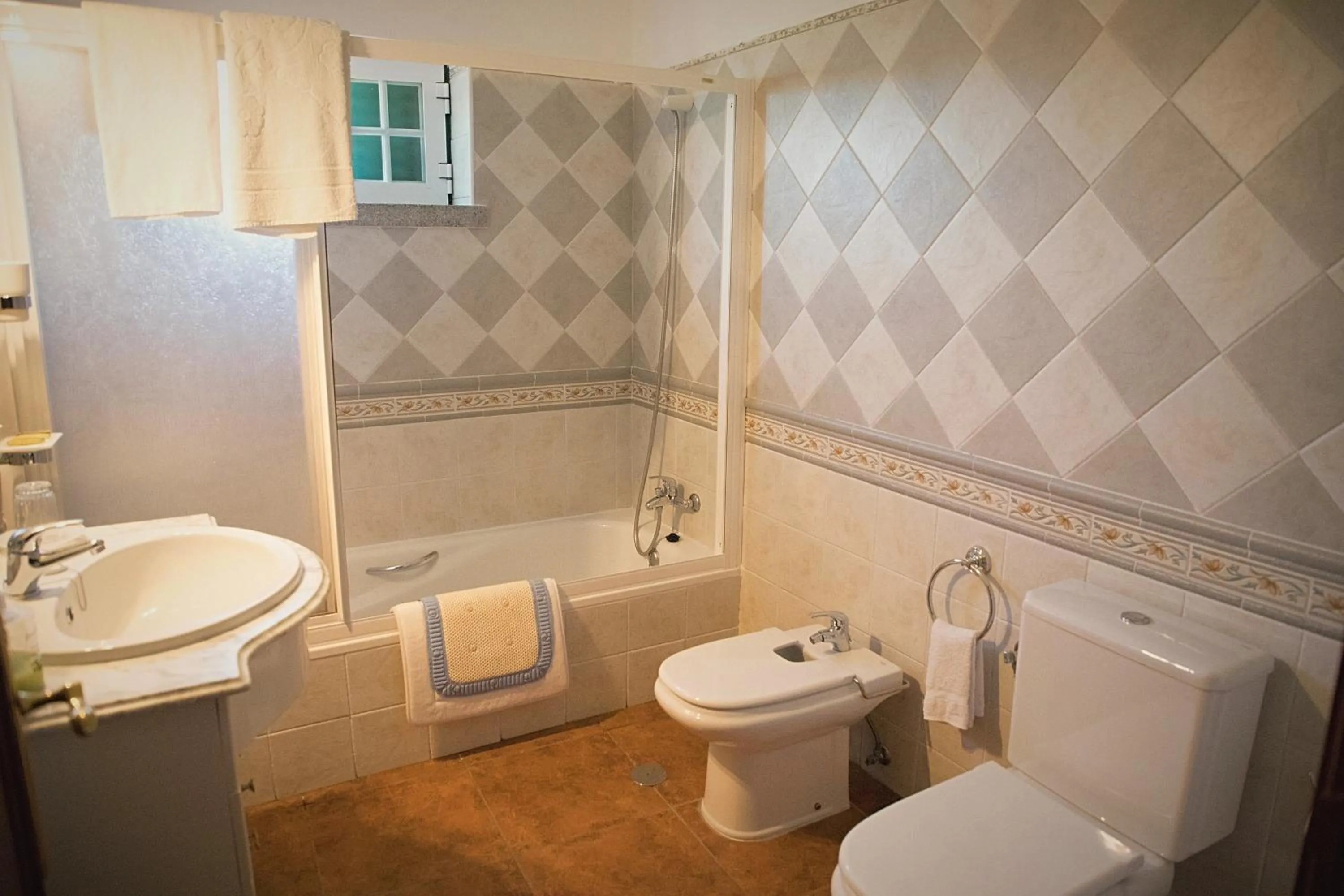 Twin Room in Alojamento Local Familiar