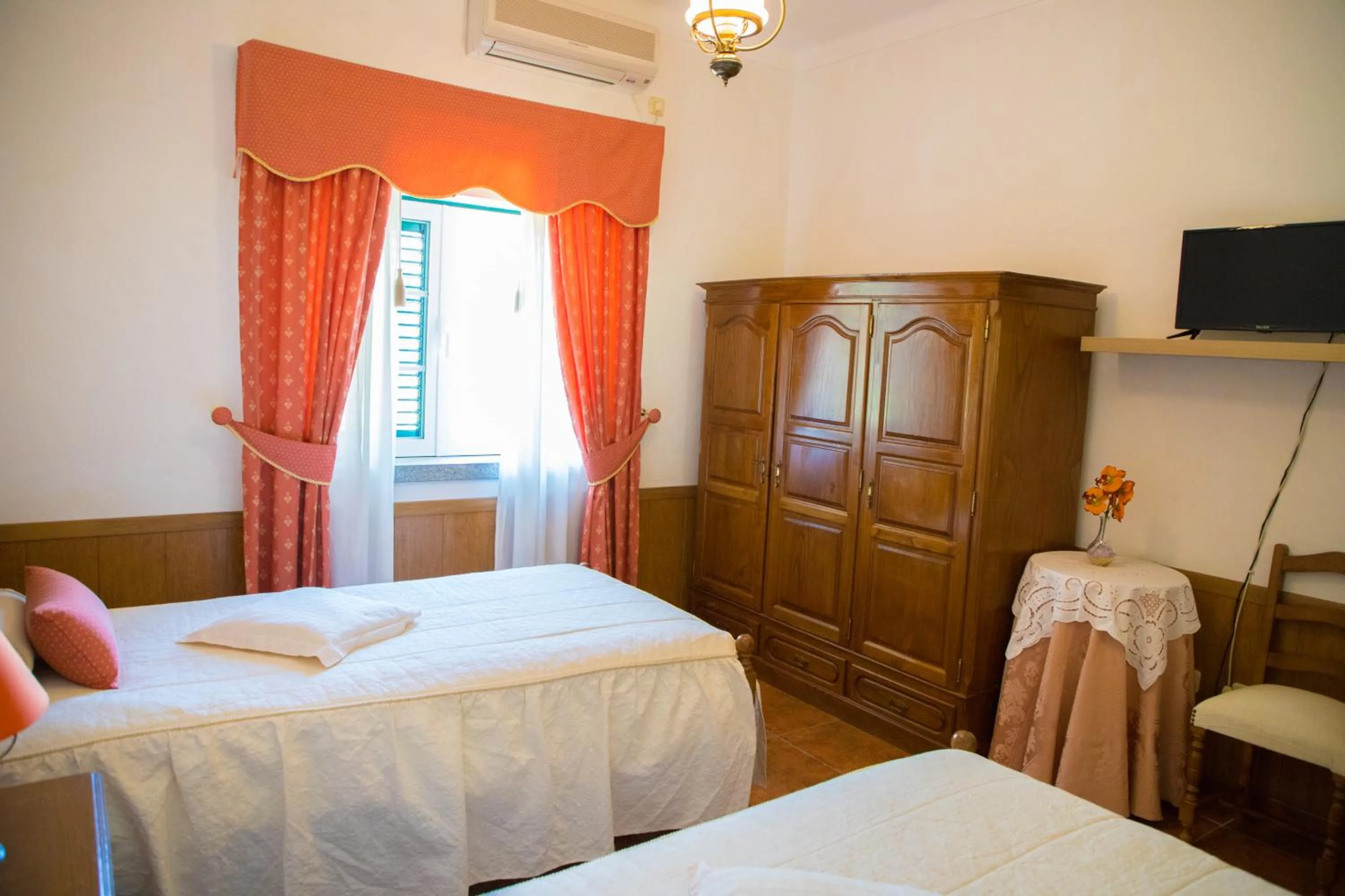 Twin Room in Alojamento Local Familiar