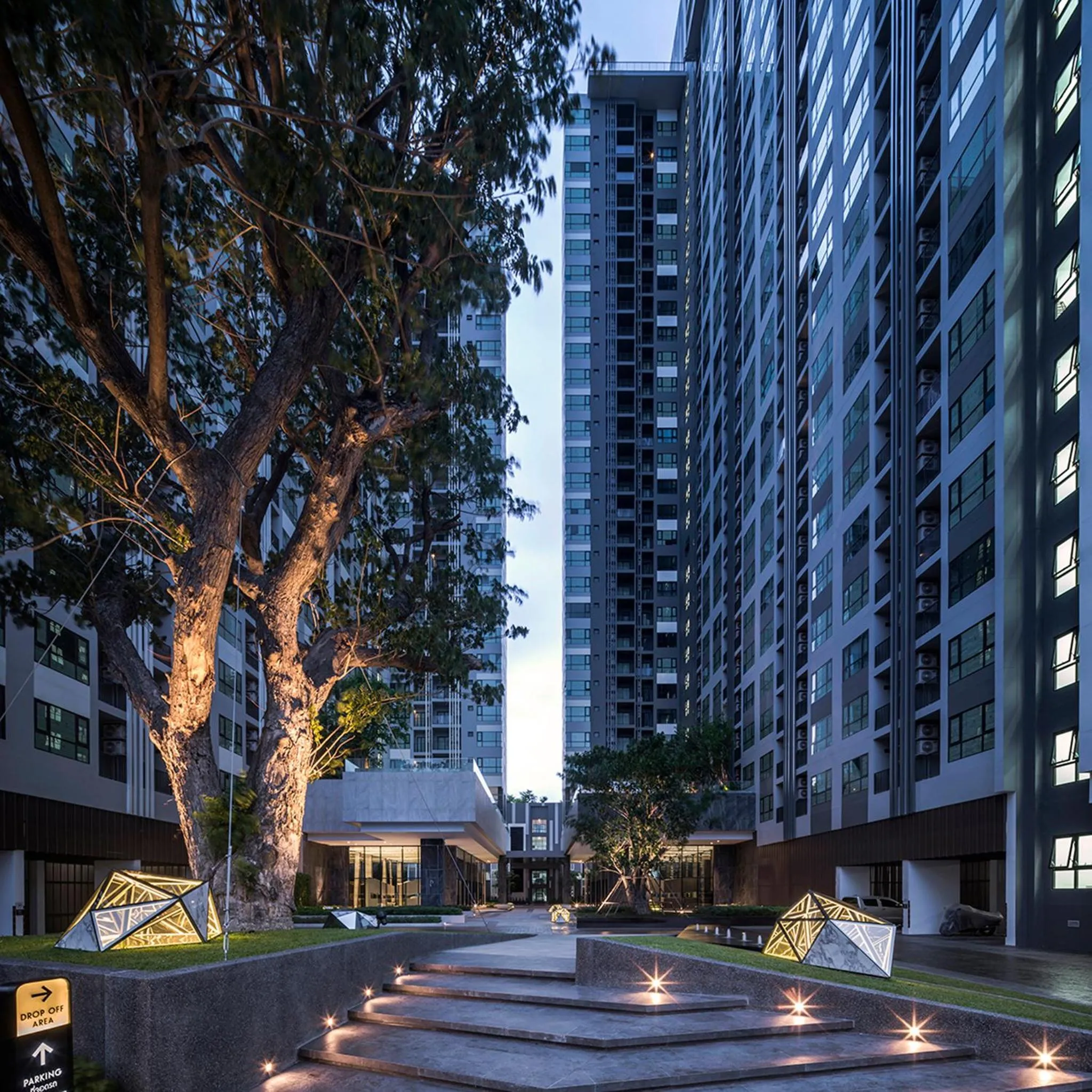 Property building in Many Holiday The Base Condo