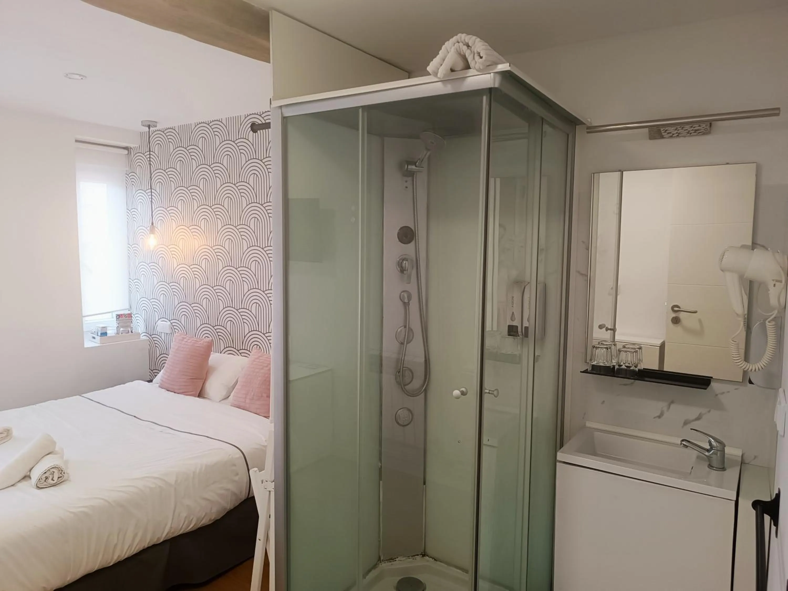 Shower, Bed in Rin Rooms