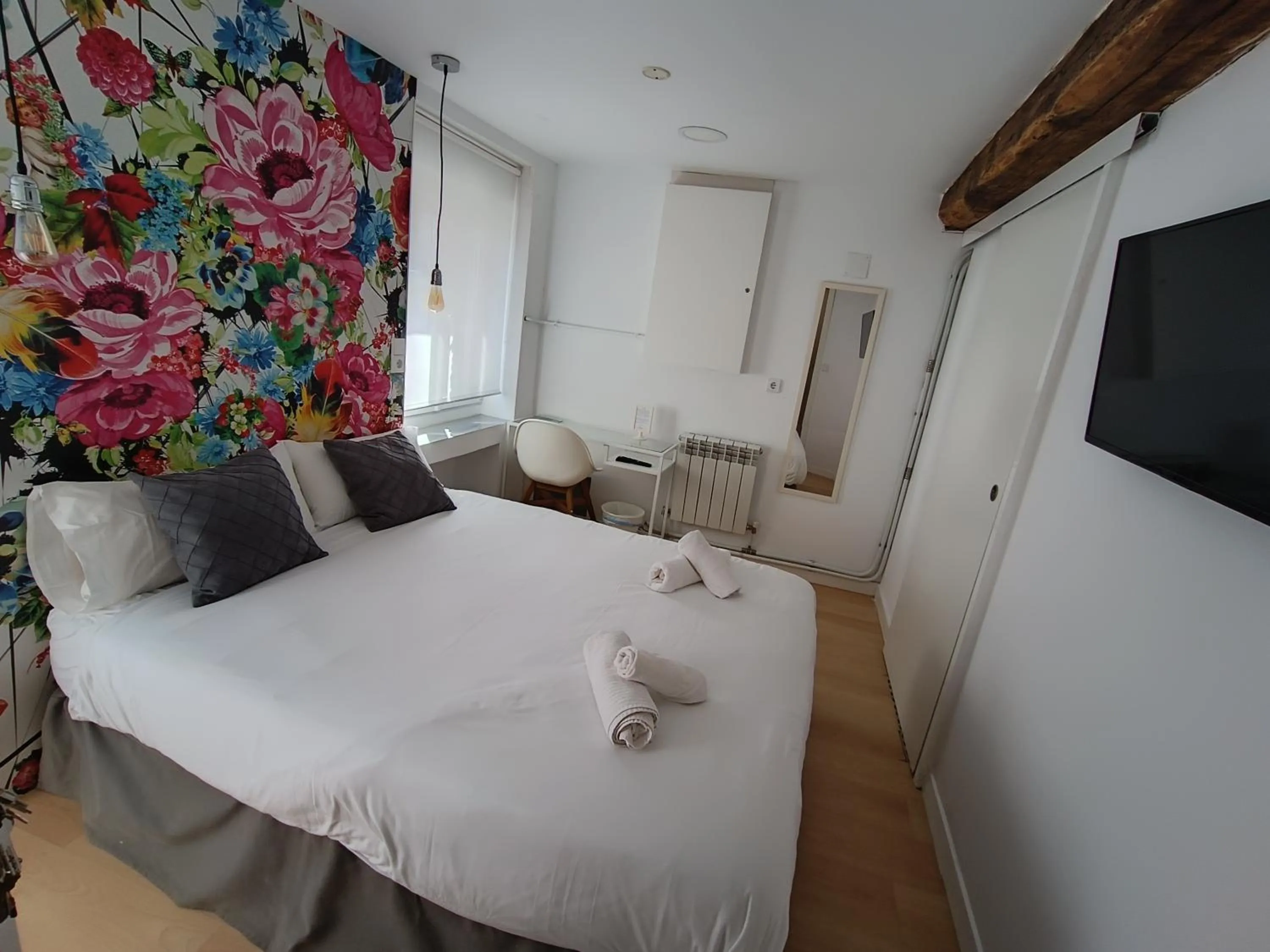 Photo of the whole room, Bed in Rin Rooms