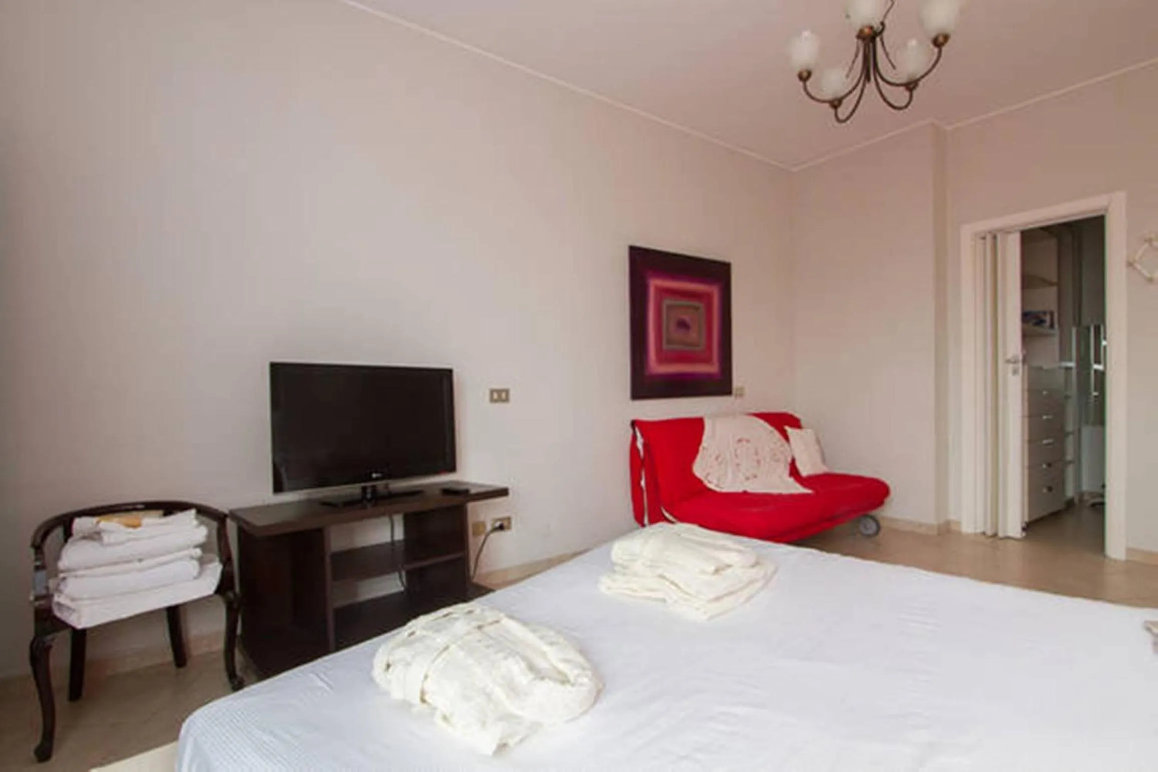 Photo of the whole room, Bed in Angelica House