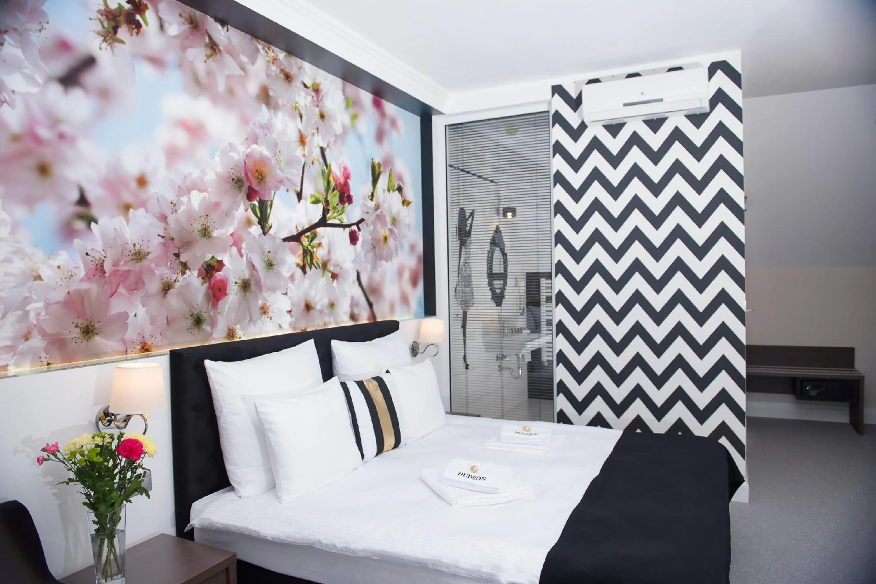 Photo of the whole room, Bed in Hudson