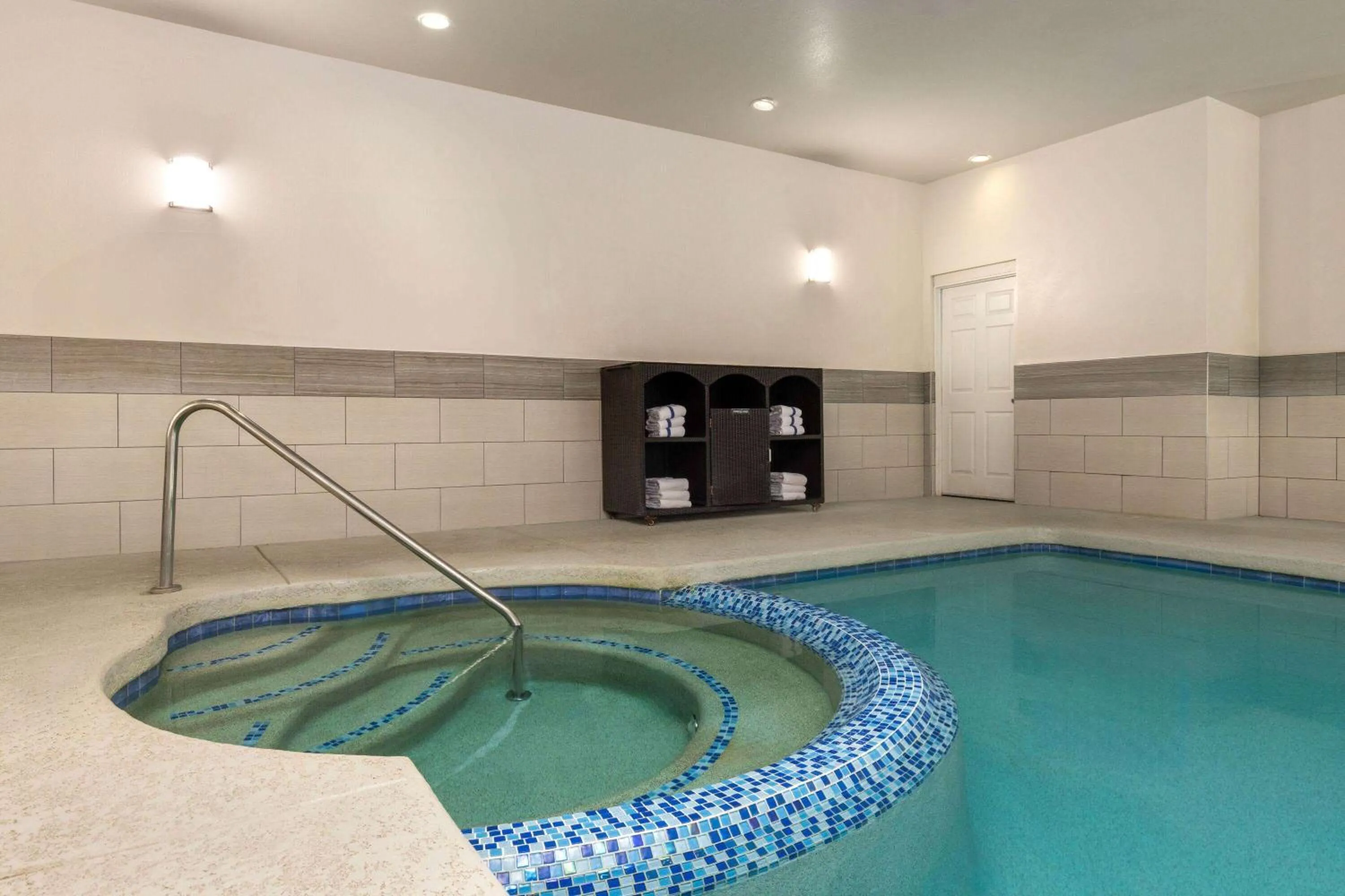 Hot Tub in La Quinta by Wyndham Williams-Grand Canyon Area