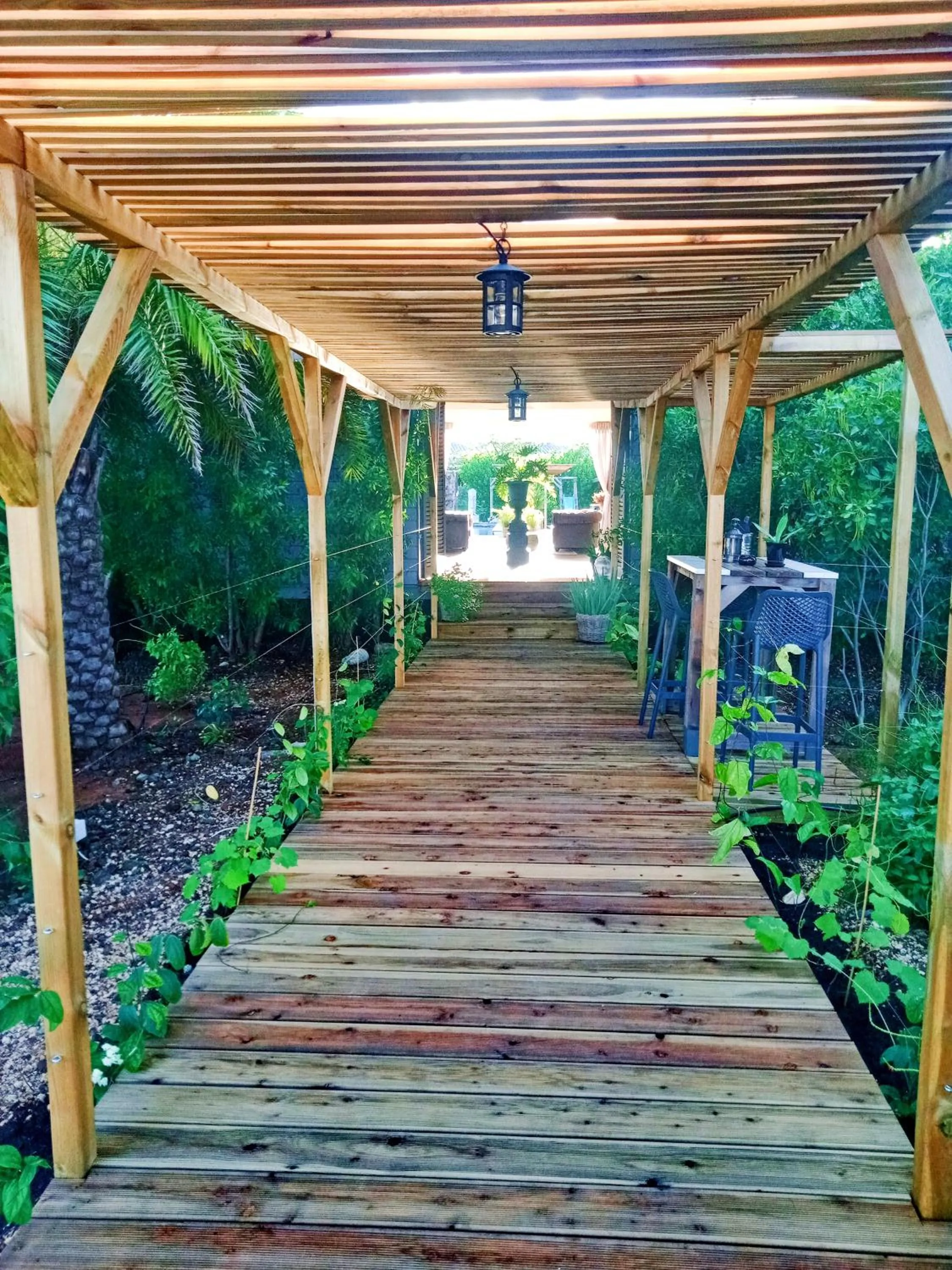 Facade/entrance in Red Palm Village