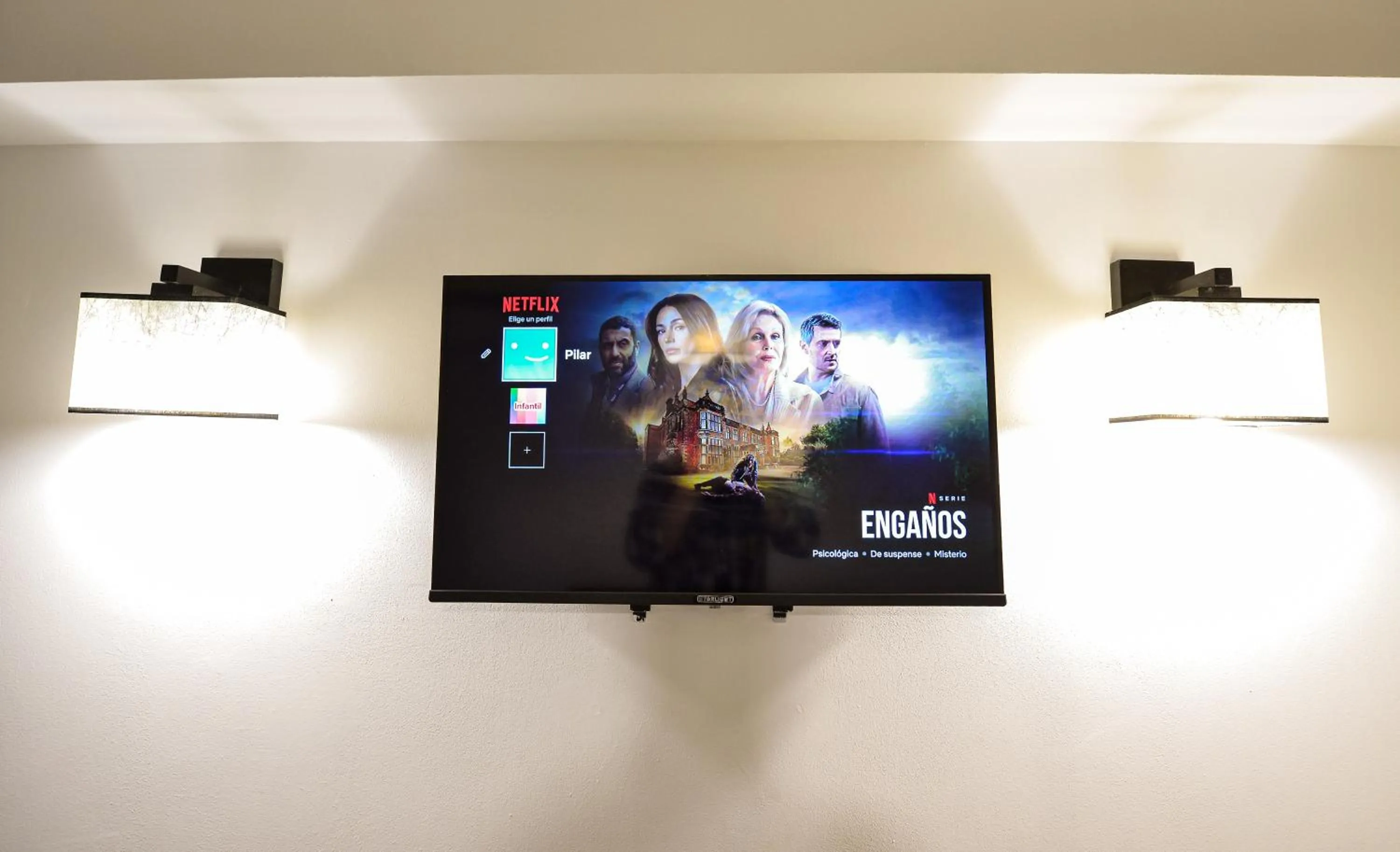 Communal lounge/ TV room in CityScape Bucharest