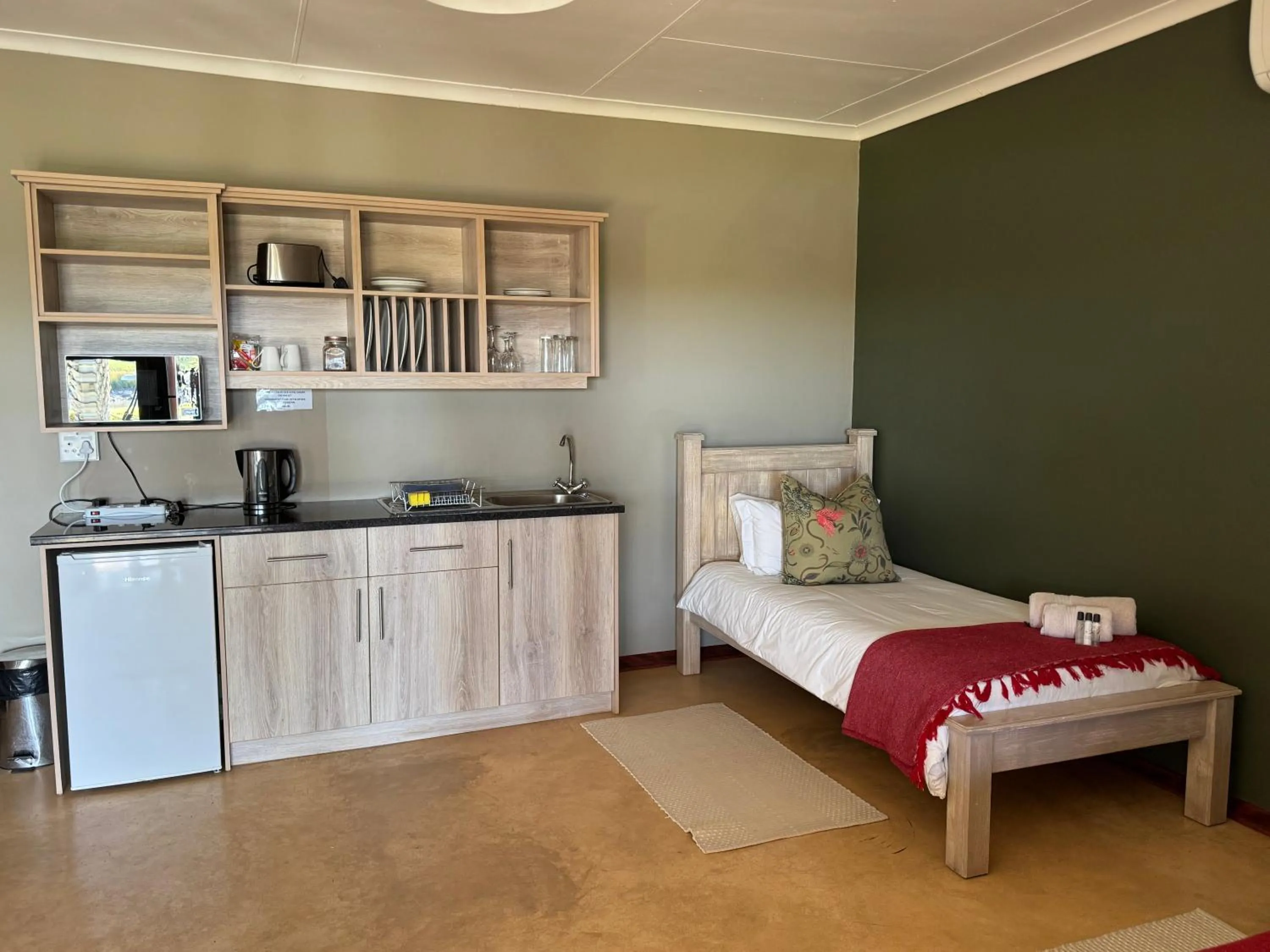 Kitchen or kitchenette, Bed in Lake Grappa Guestfarm