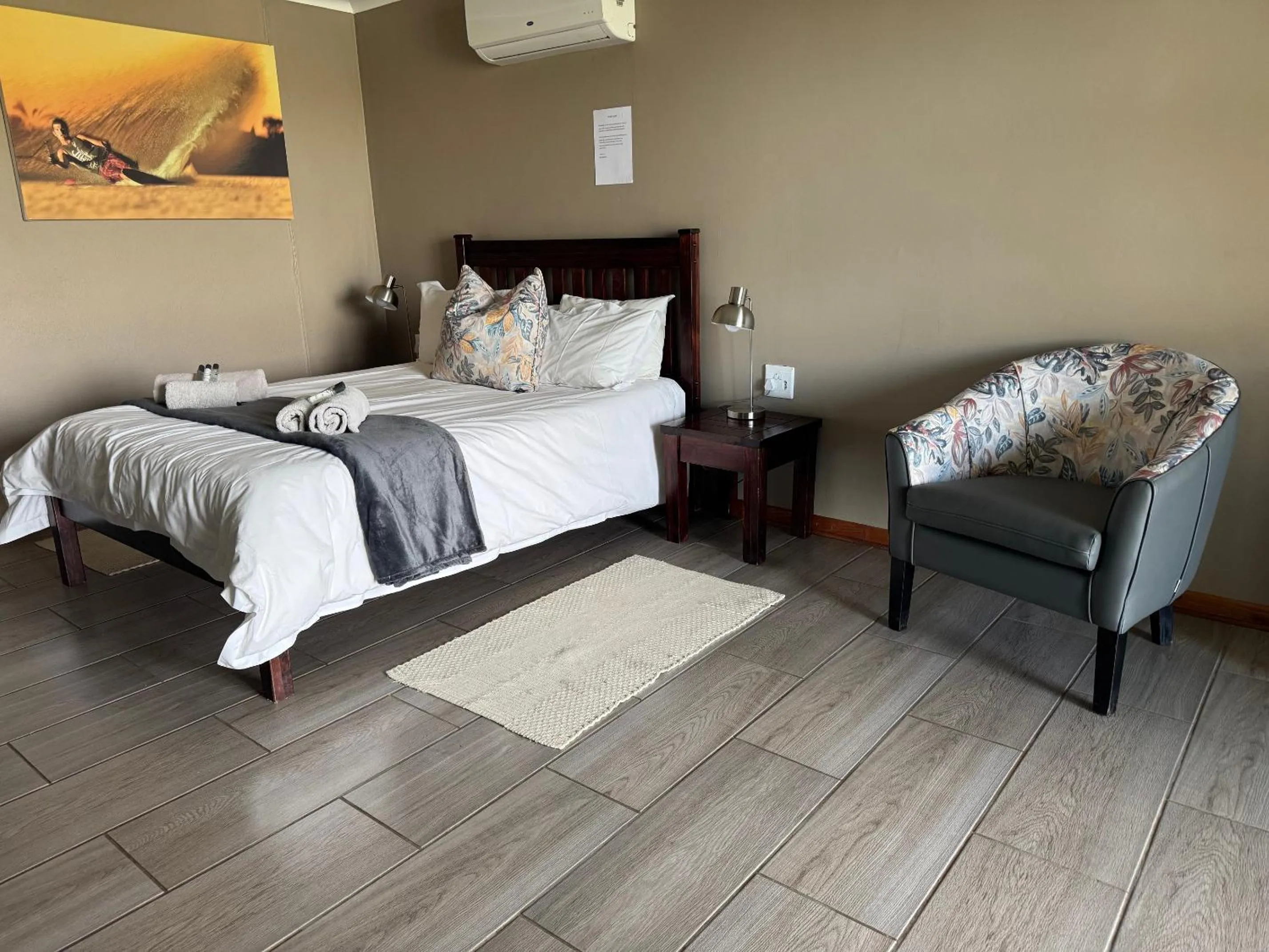 Seating area, Bed in Lake Grappa Guestfarm