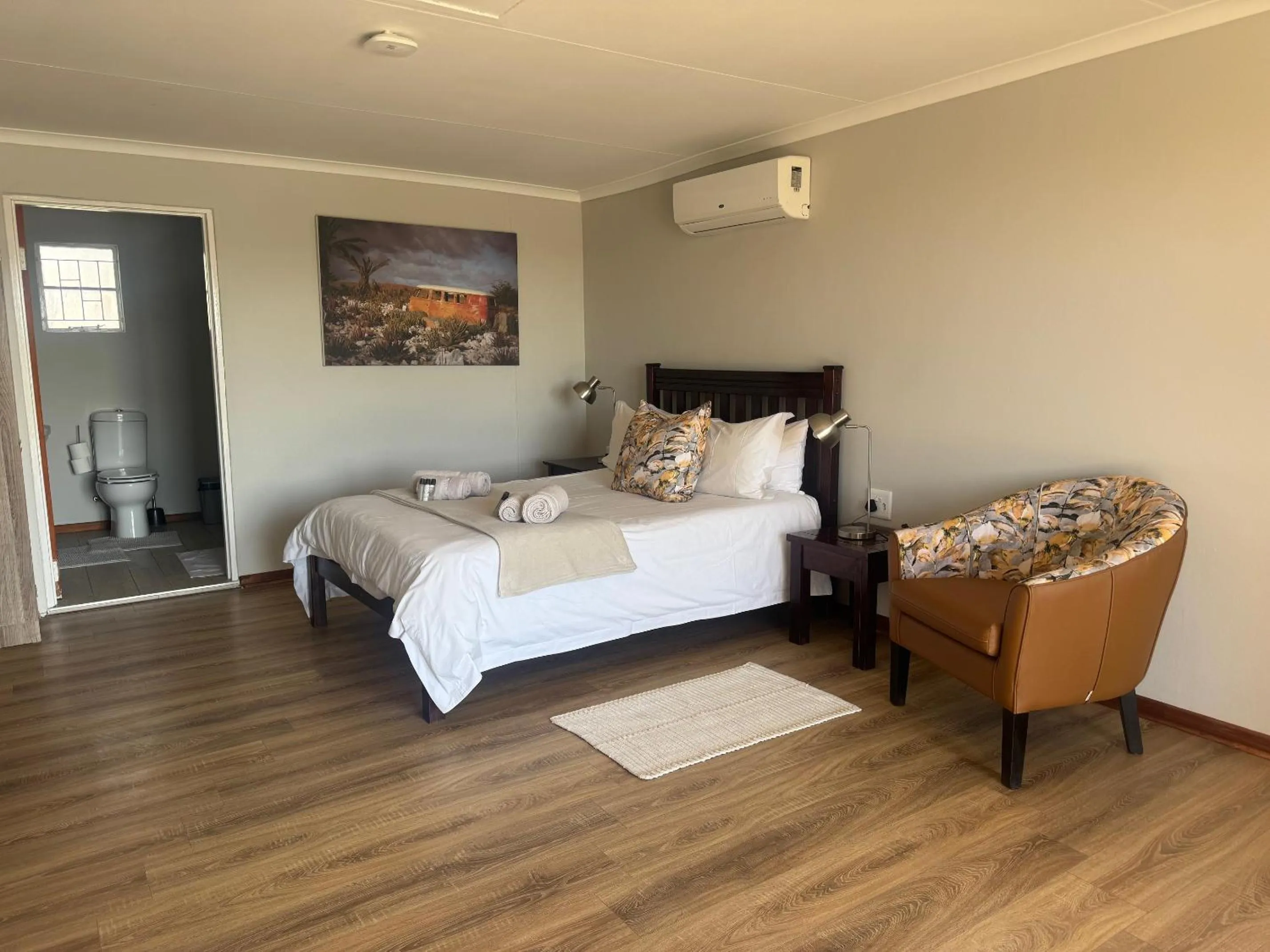 Bathroom, Bed in Lake Grappa Guestfarm