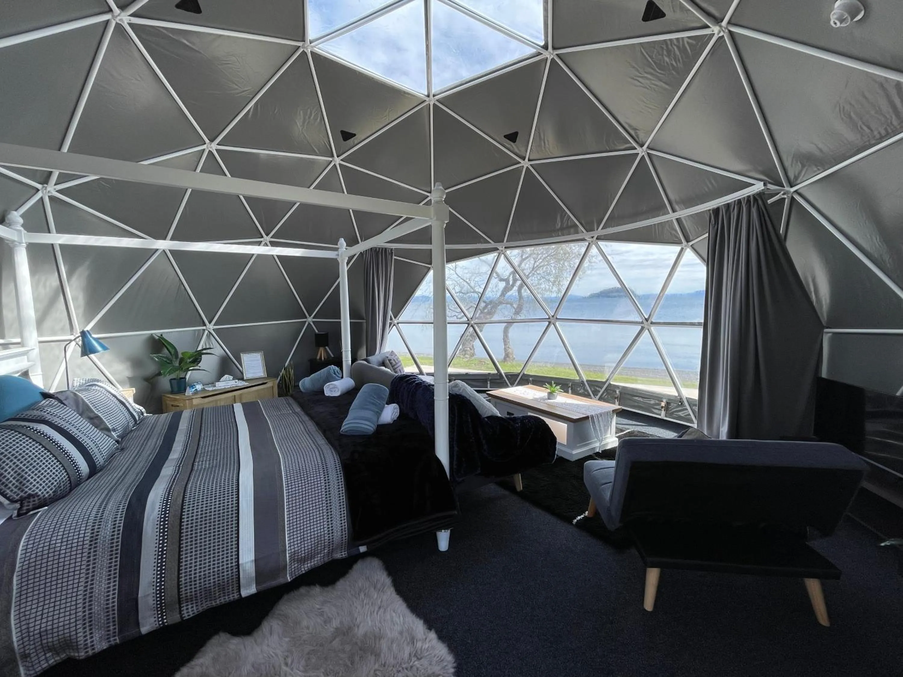 View (from property/room), Bed in Motutere Bay TOP 10 Holiday Park