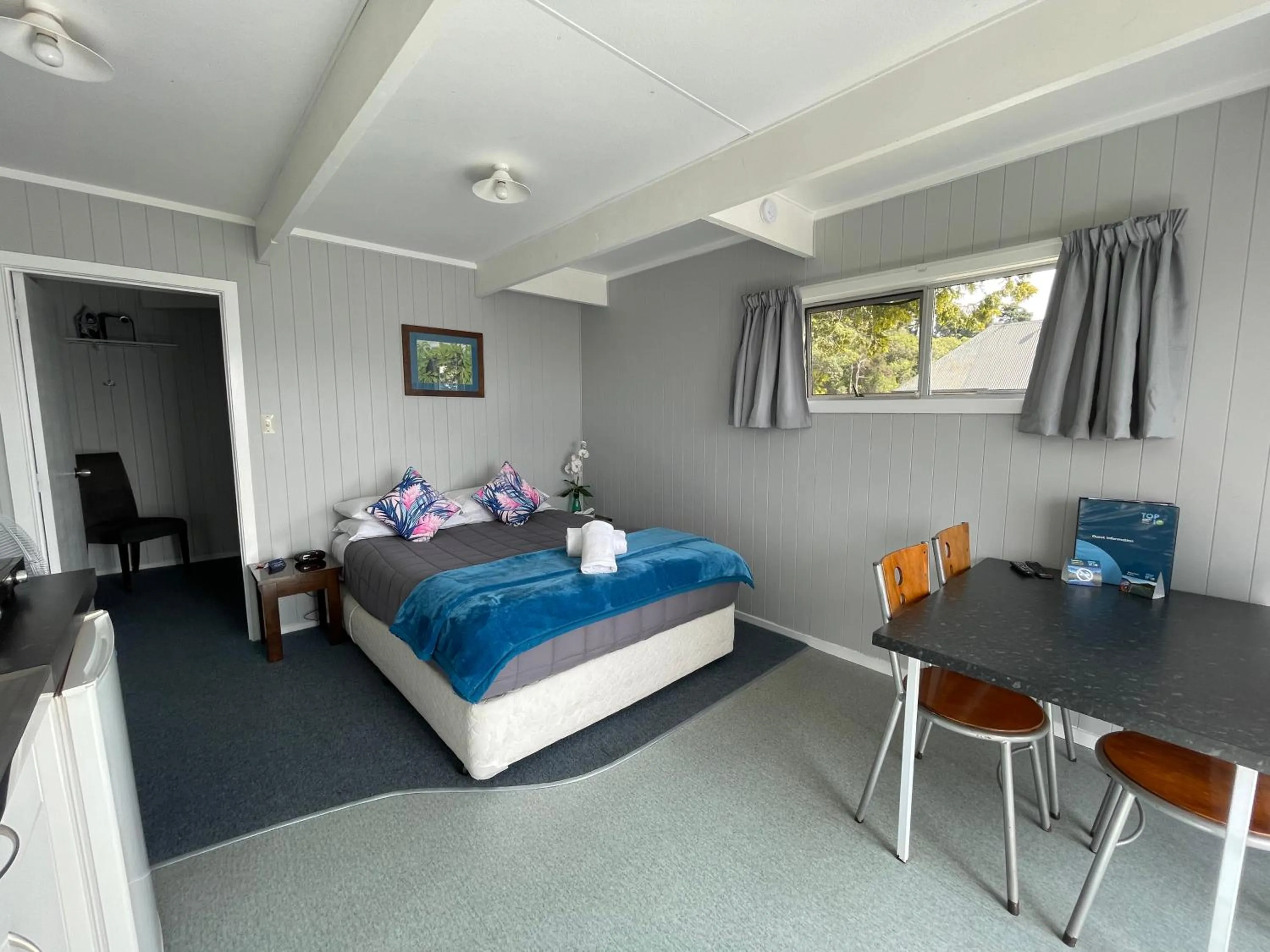 Photo of the whole room, Bed in Motutere Bay TOP 10 Holiday Park