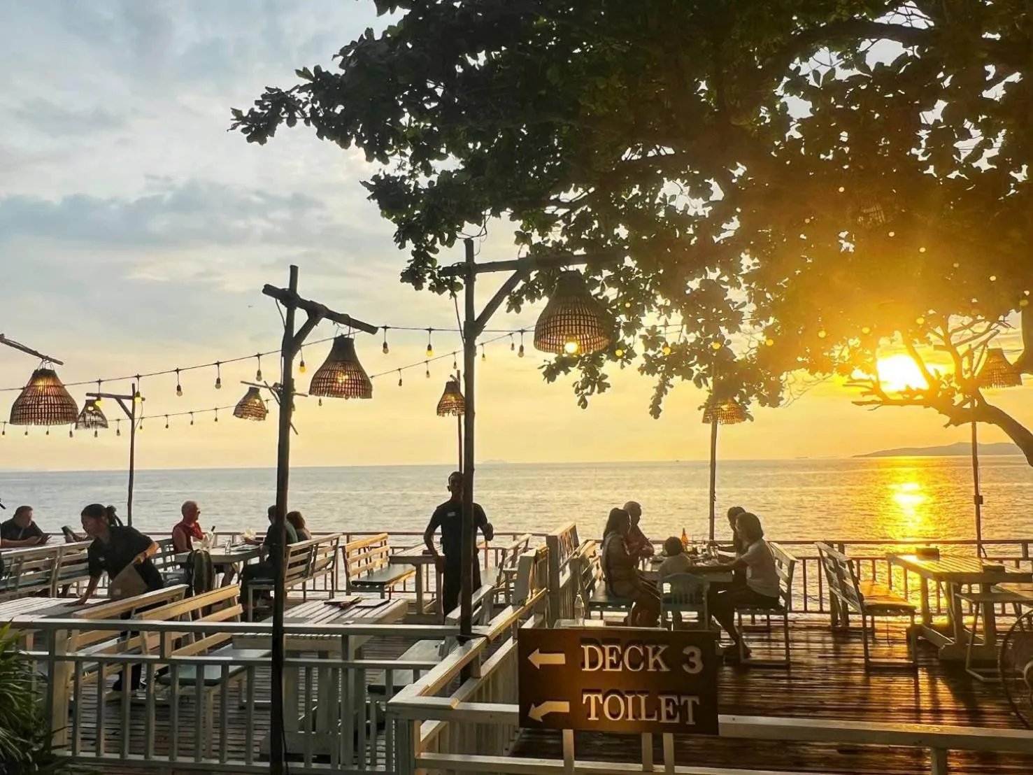 Restaurant/places to eat in Birds and Bees Resort