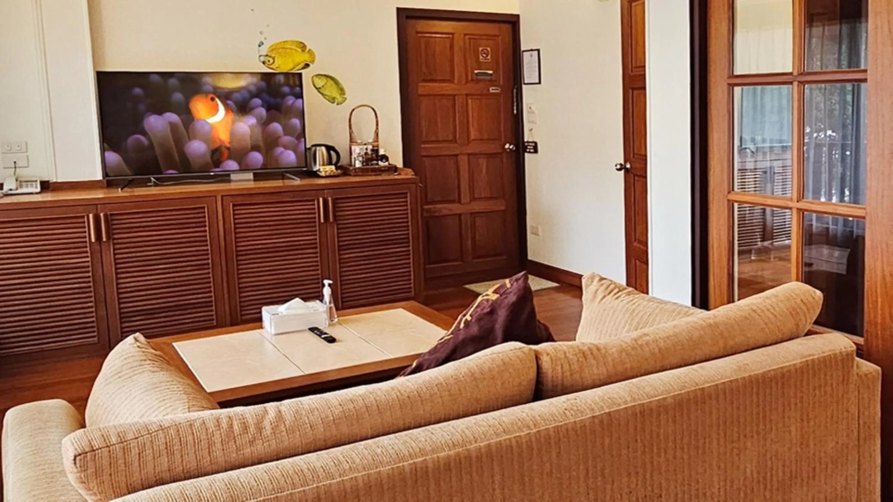 Living room in Birds and Bees Resort