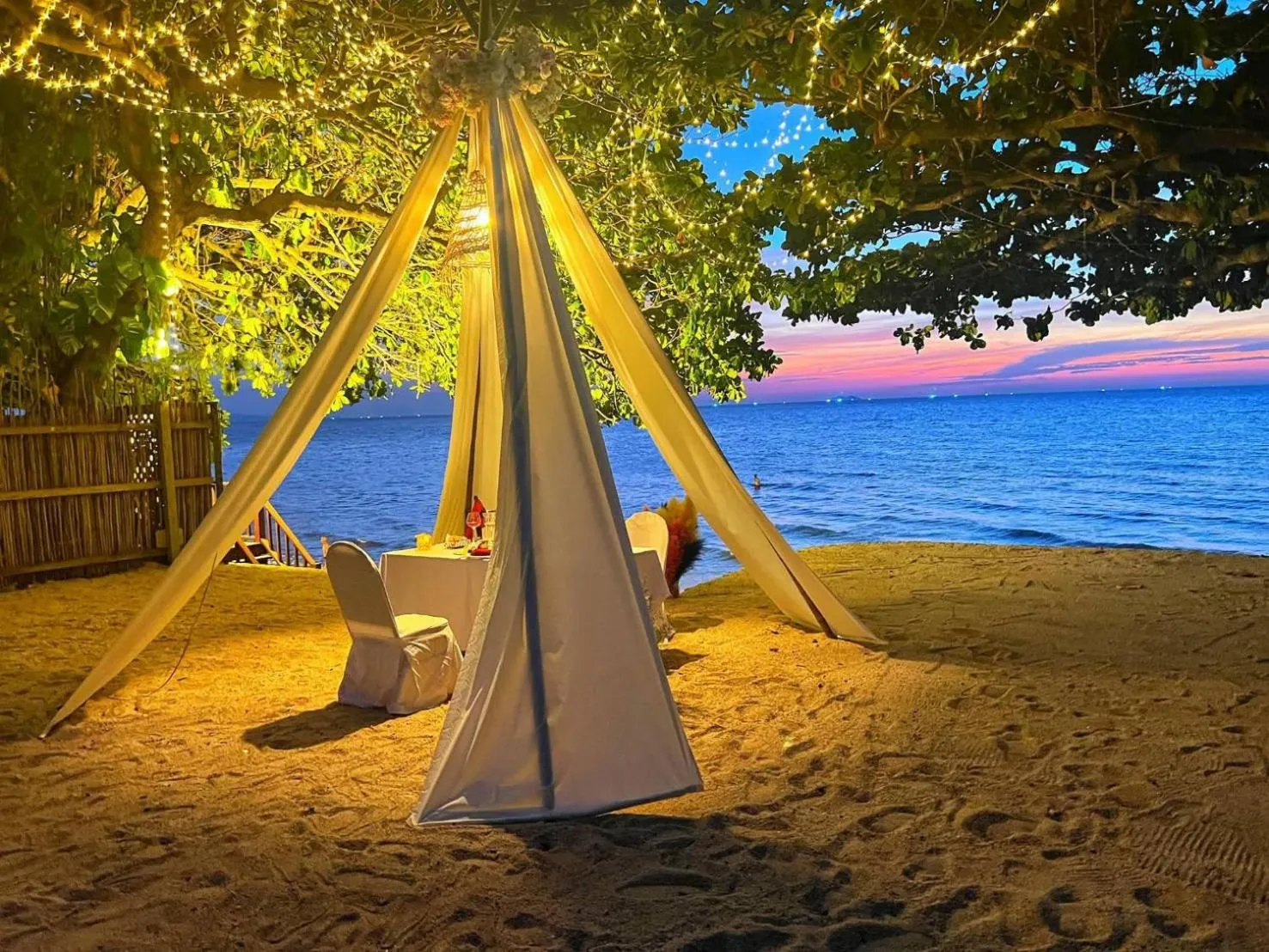 Restaurant/places to eat in Birds and Bees Resort