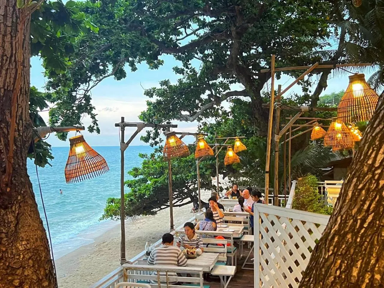 Restaurant/places to eat in Birds and Bees Resort