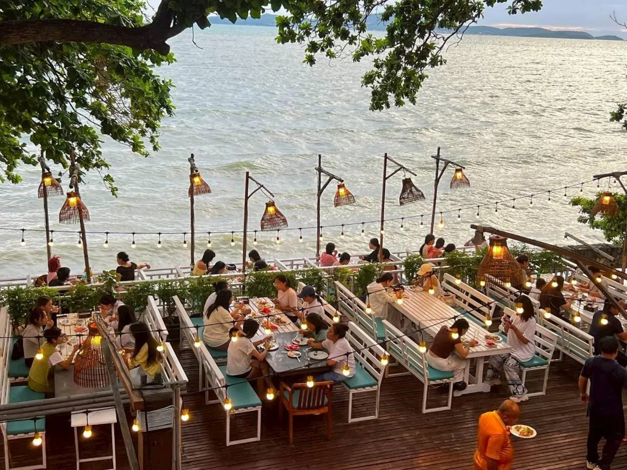 Restaurant/places to eat in Birds and Bees Resort