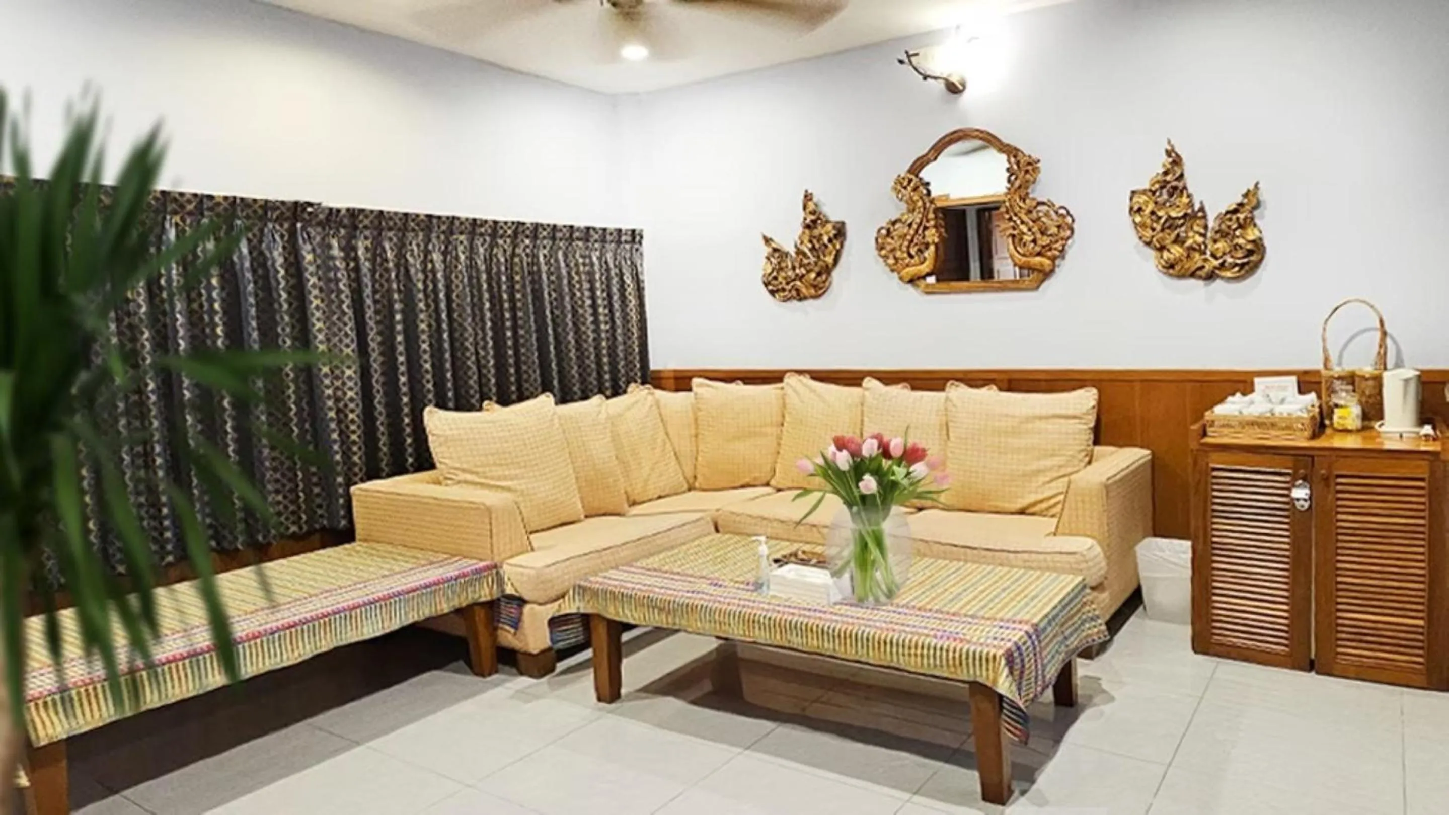 Living room in Birds and Bees Resort