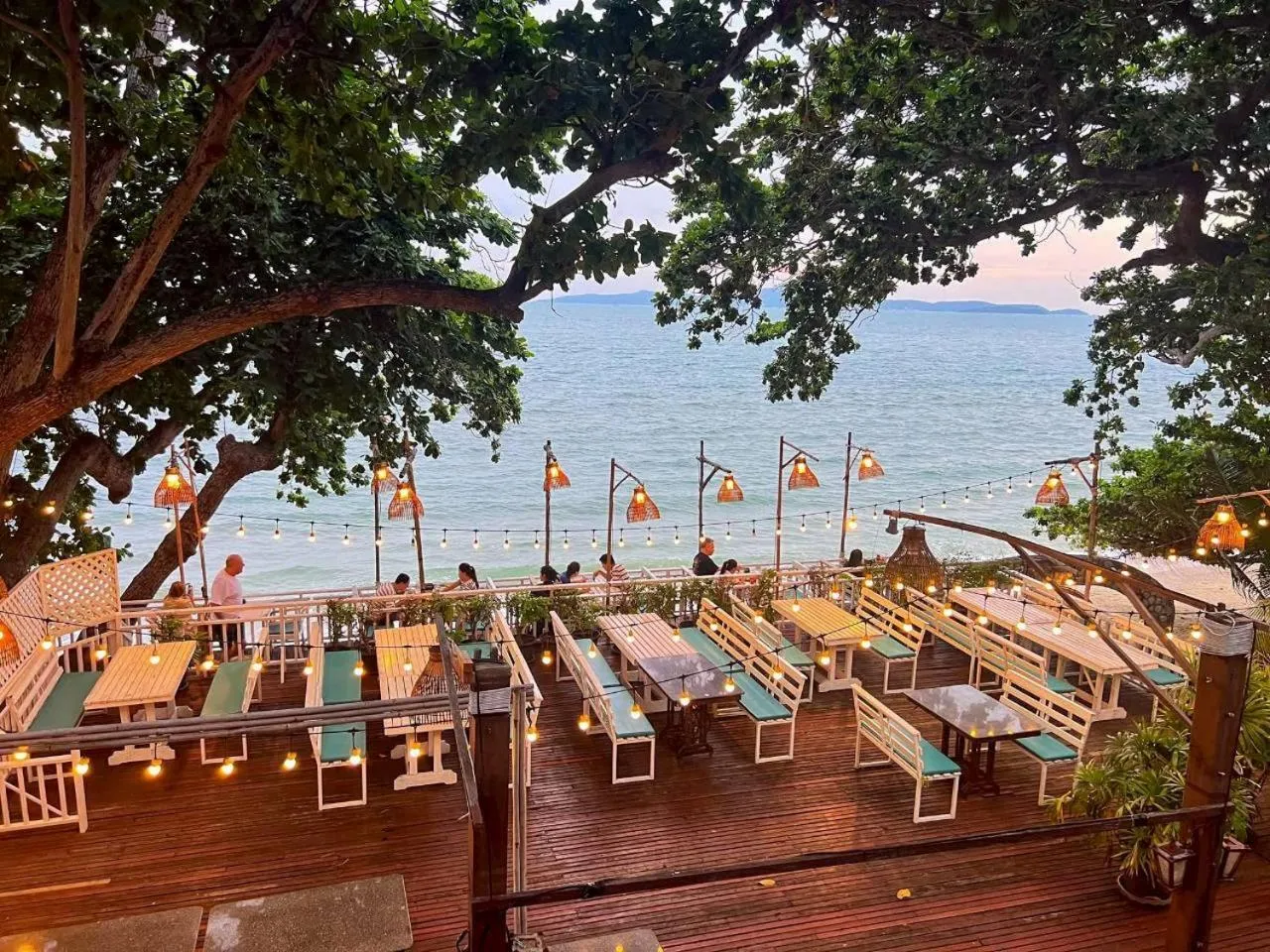 Restaurant/places to eat in Birds and Bees Resort