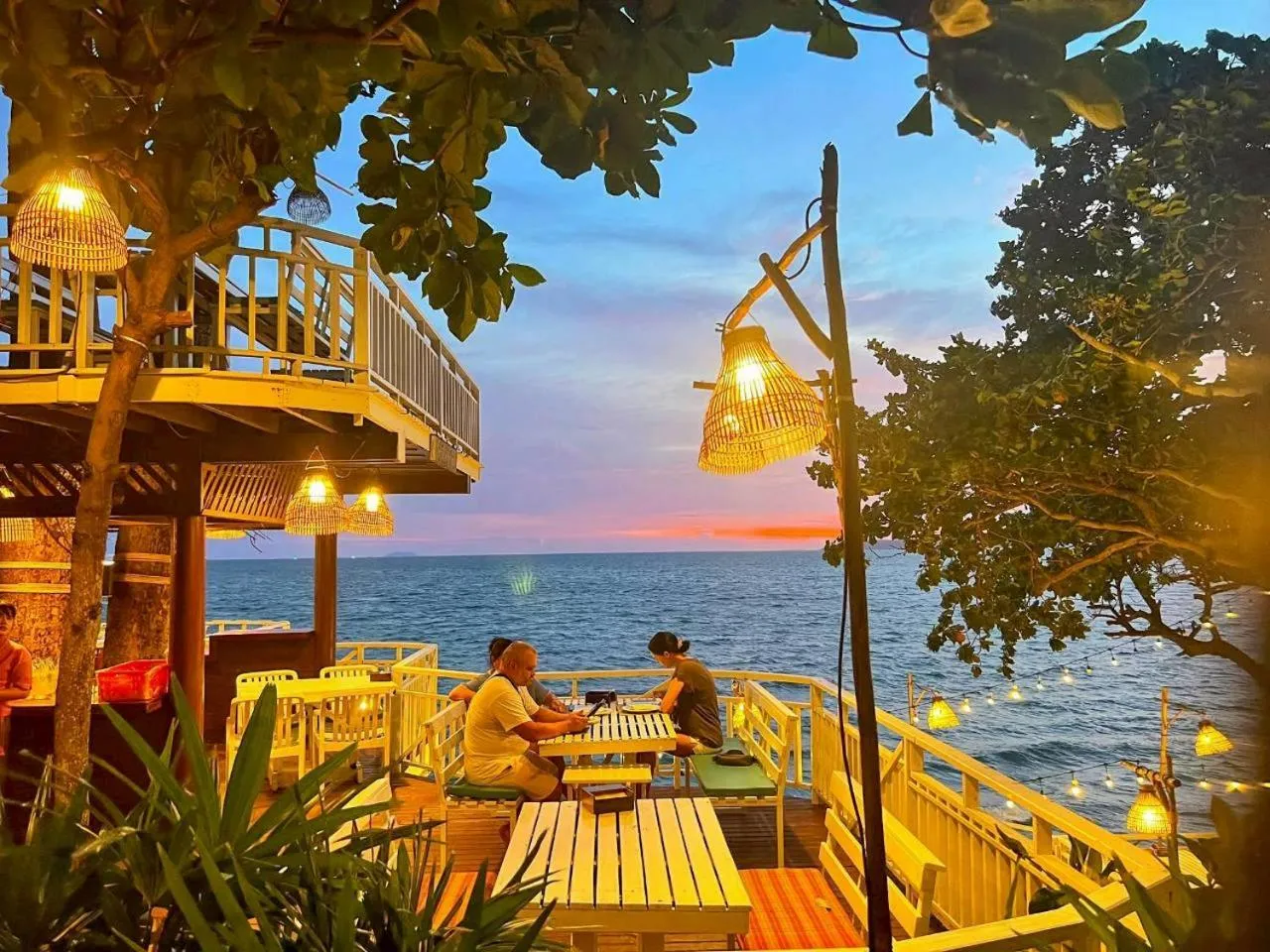 Restaurant/places to eat in Birds and Bees Resort