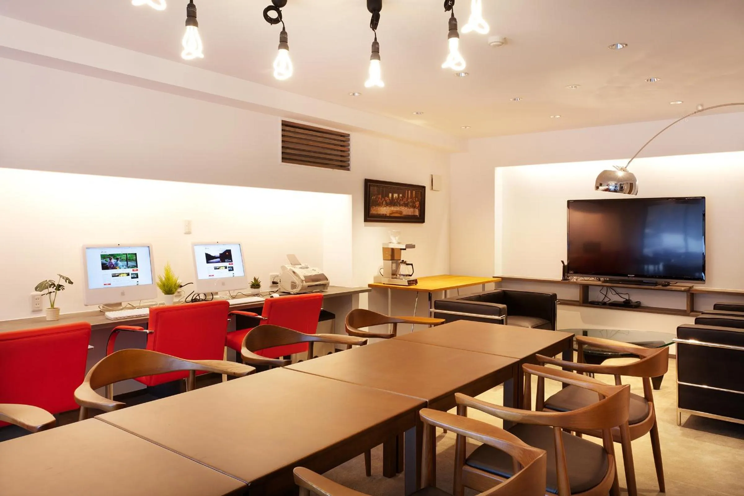 Communal lounge/ TV room in Yukkura Inn