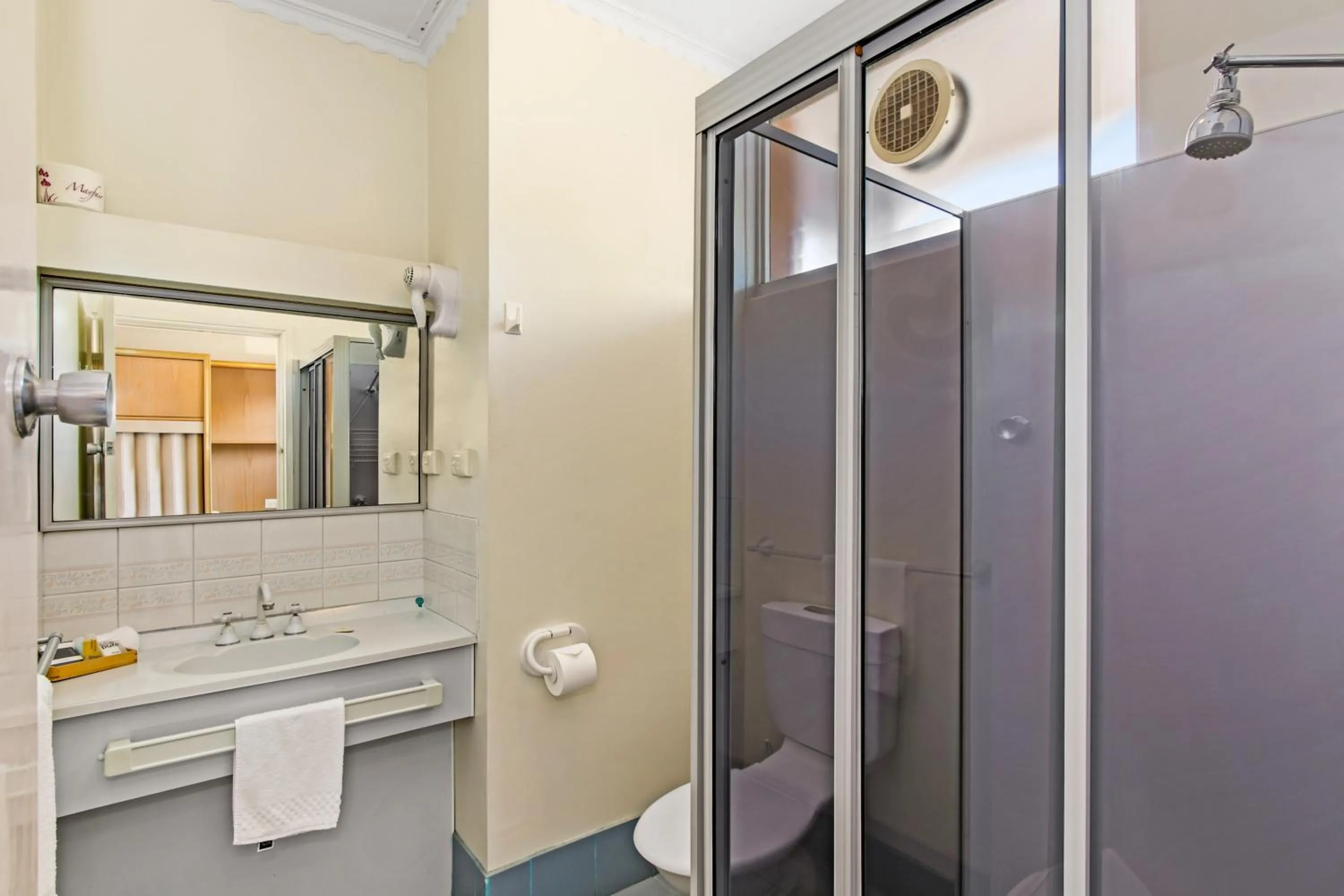 Shower in Moe Parklands Motel