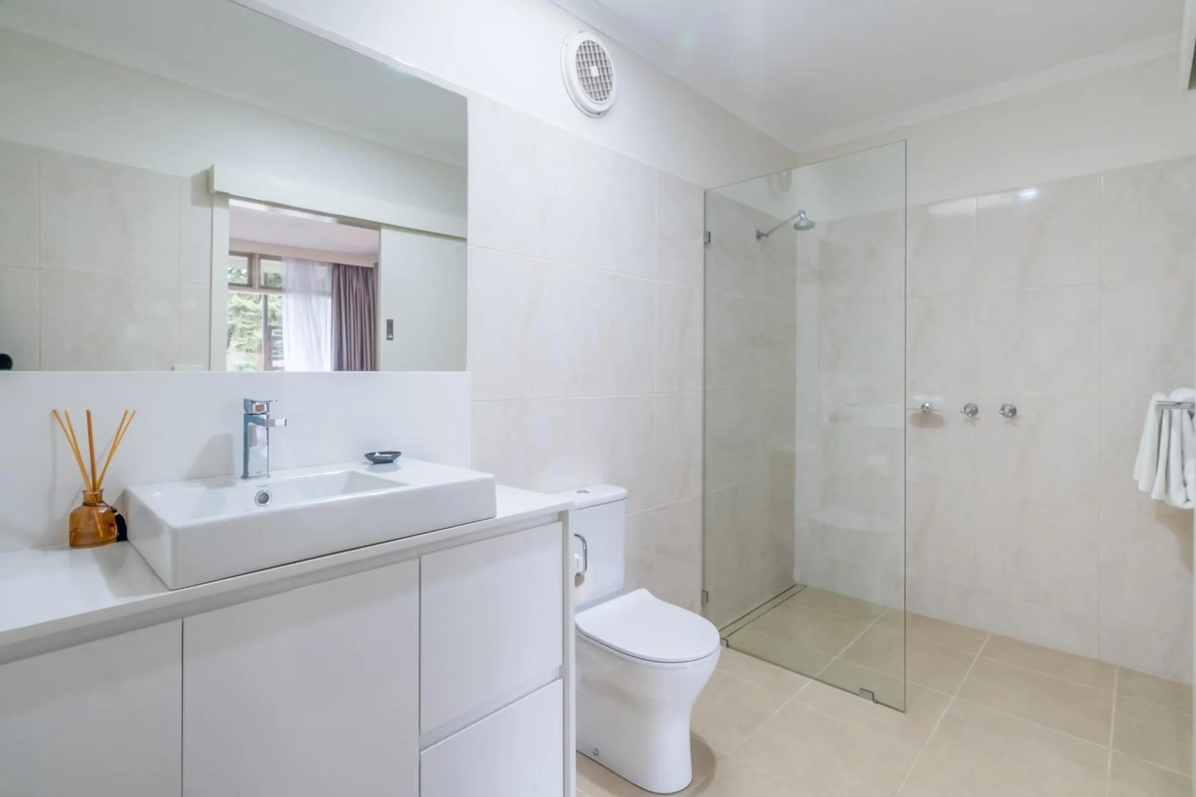 Bathroom in Moe Parklands Motel