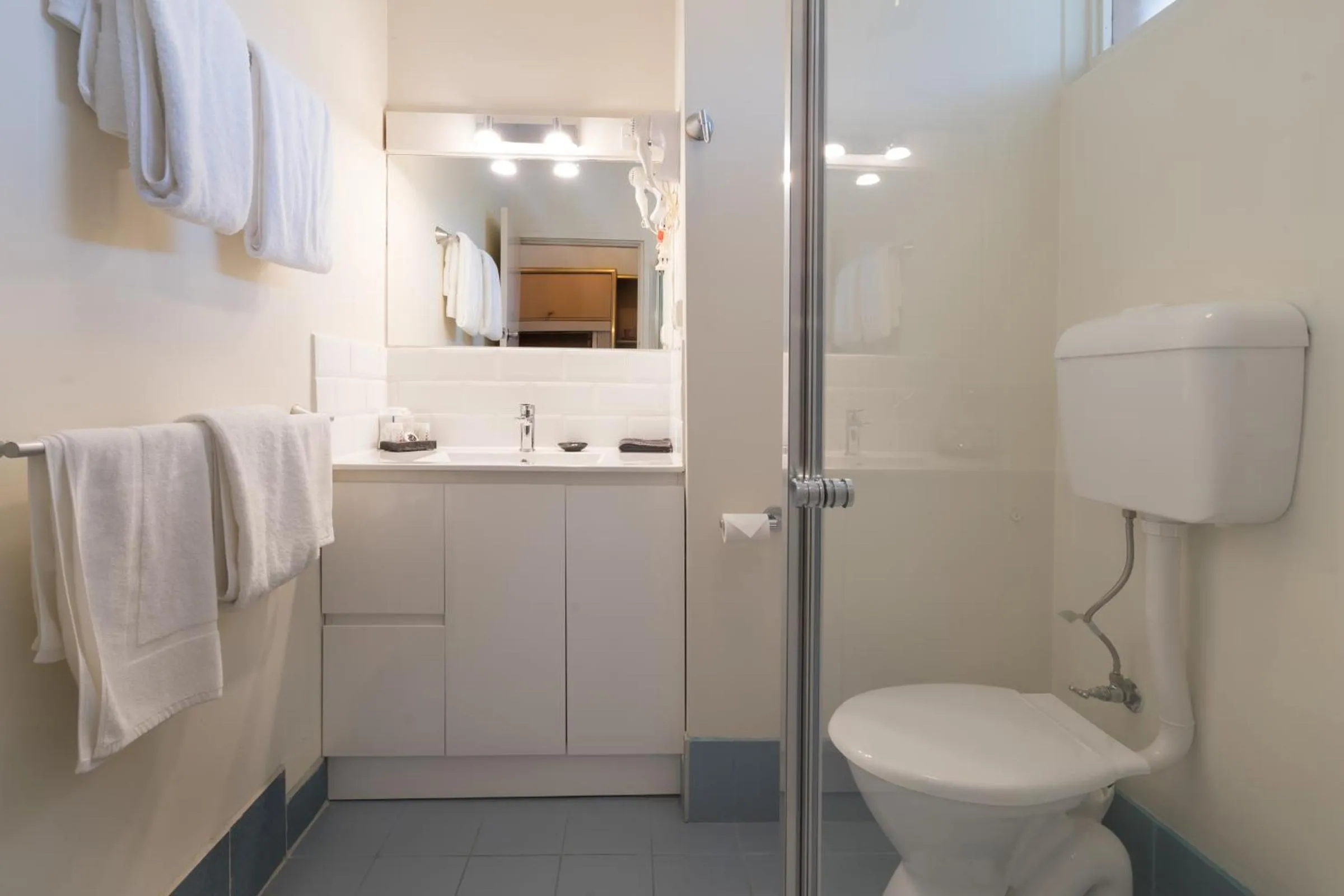 Bathroom in Moe Parklands Motel