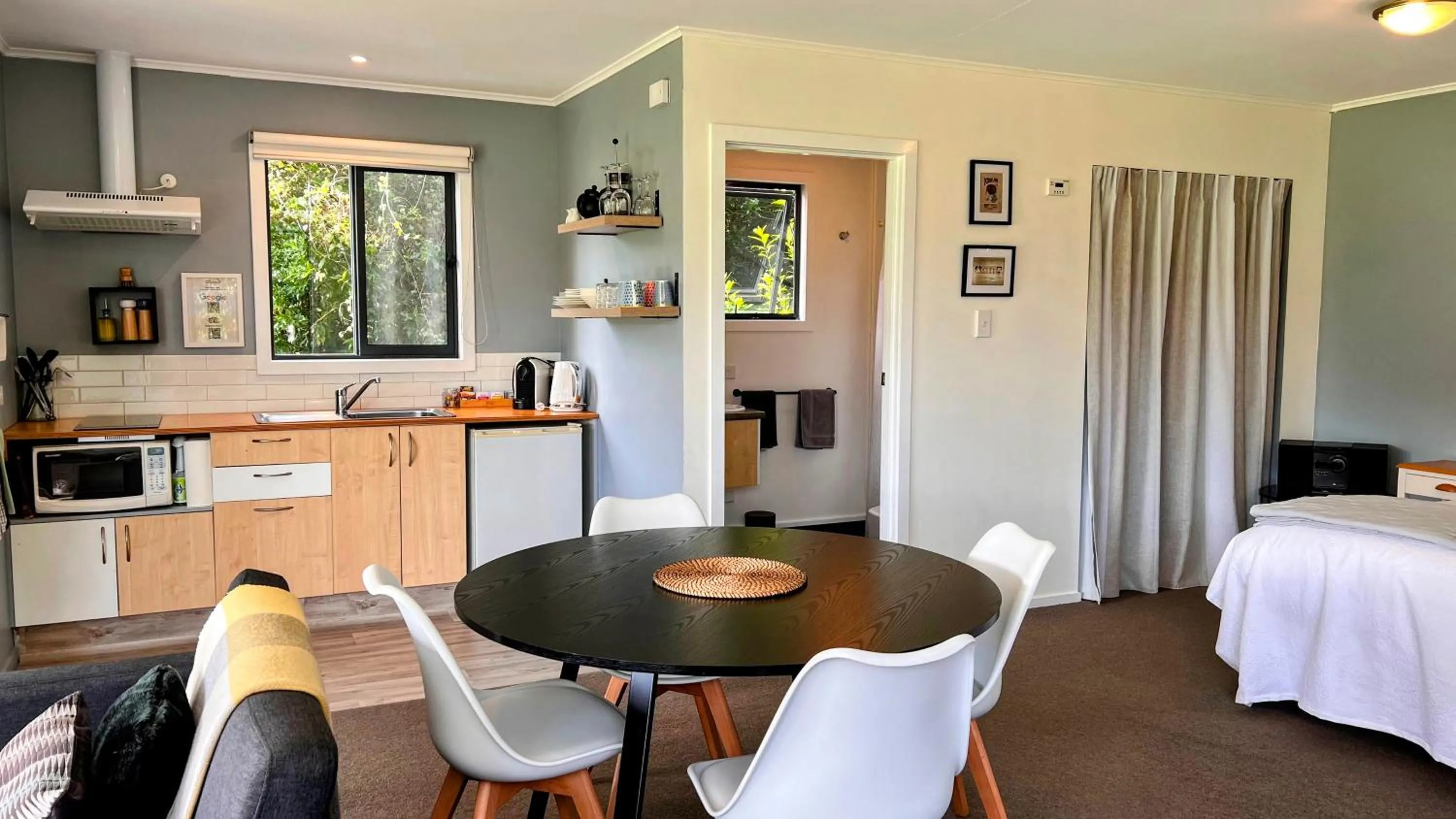 Bathroom, Bed in Mohua Park - Catlins Eco Accommodation