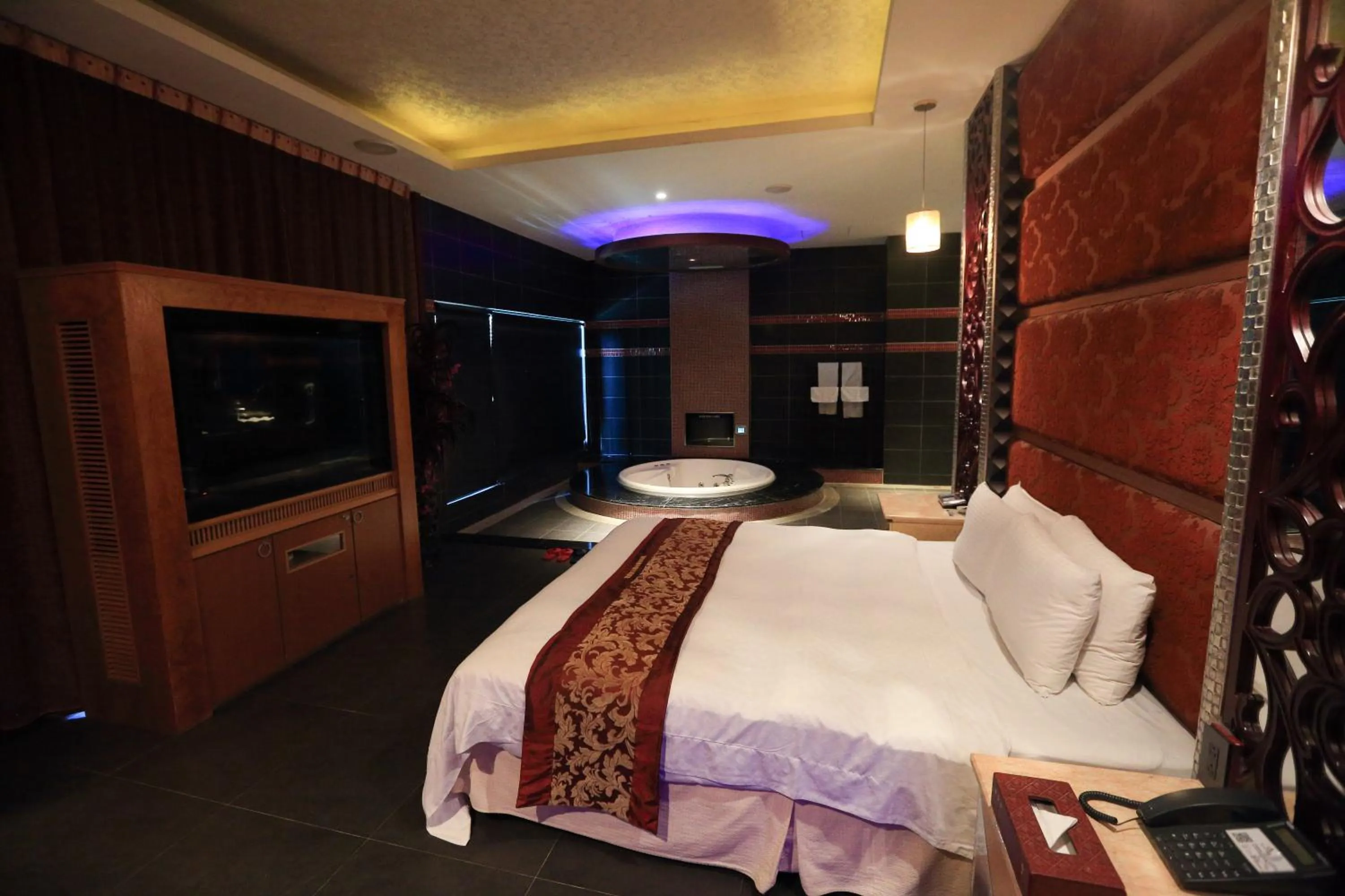 Bedroom, Bed in Moon Area Motel