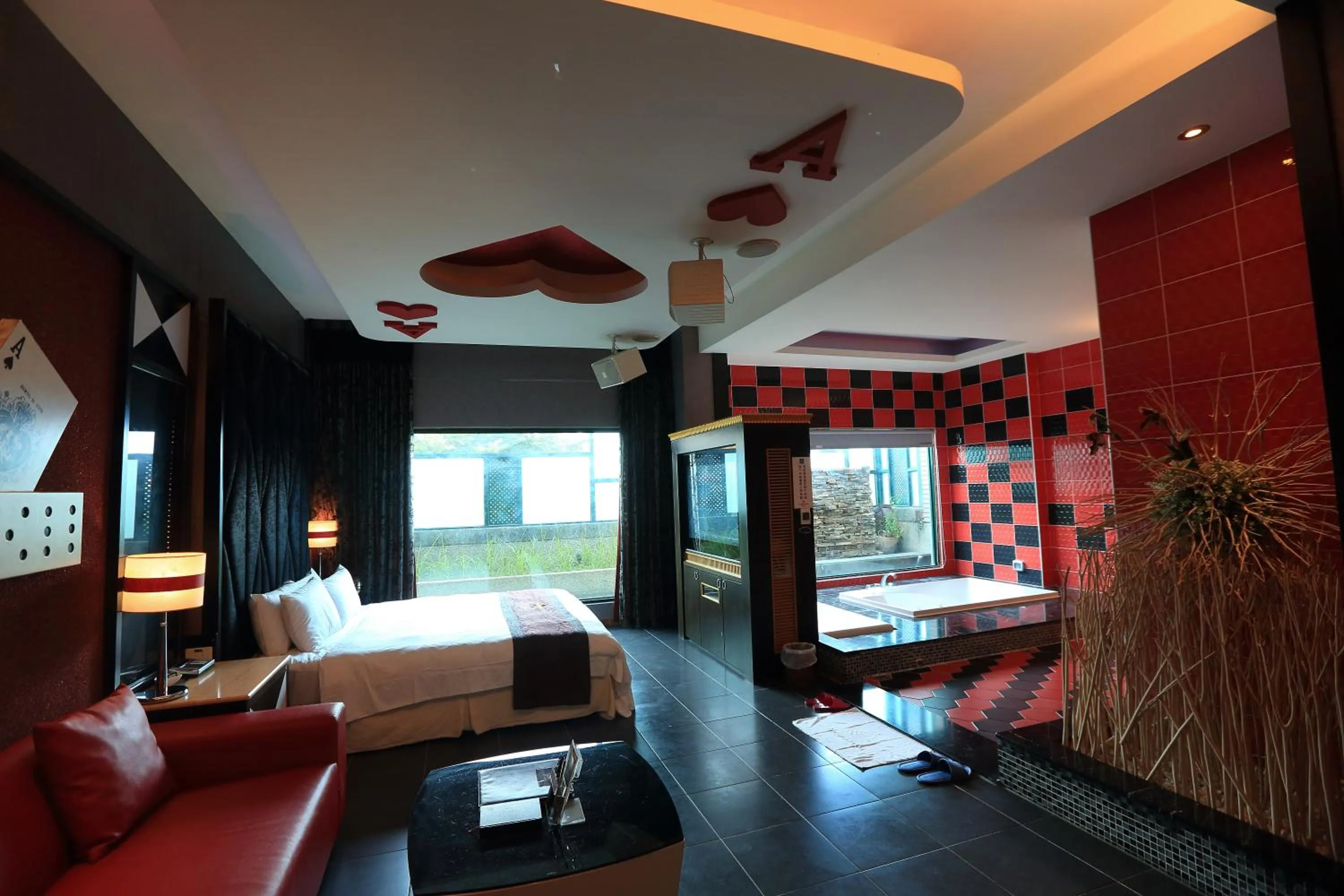 Communal lounge/ TV room, Bed in Moon Area Motel